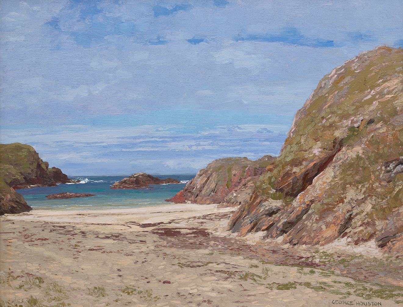 Ce paysage tranquille capture une vue sereine du littoral occidental de l'Écosse. De douces vagues clapotent sur une plage de sable sous un ciel immense, tandis que des collines ou des îles lointaines s'élèvent silencieusement à l'horizon. Une