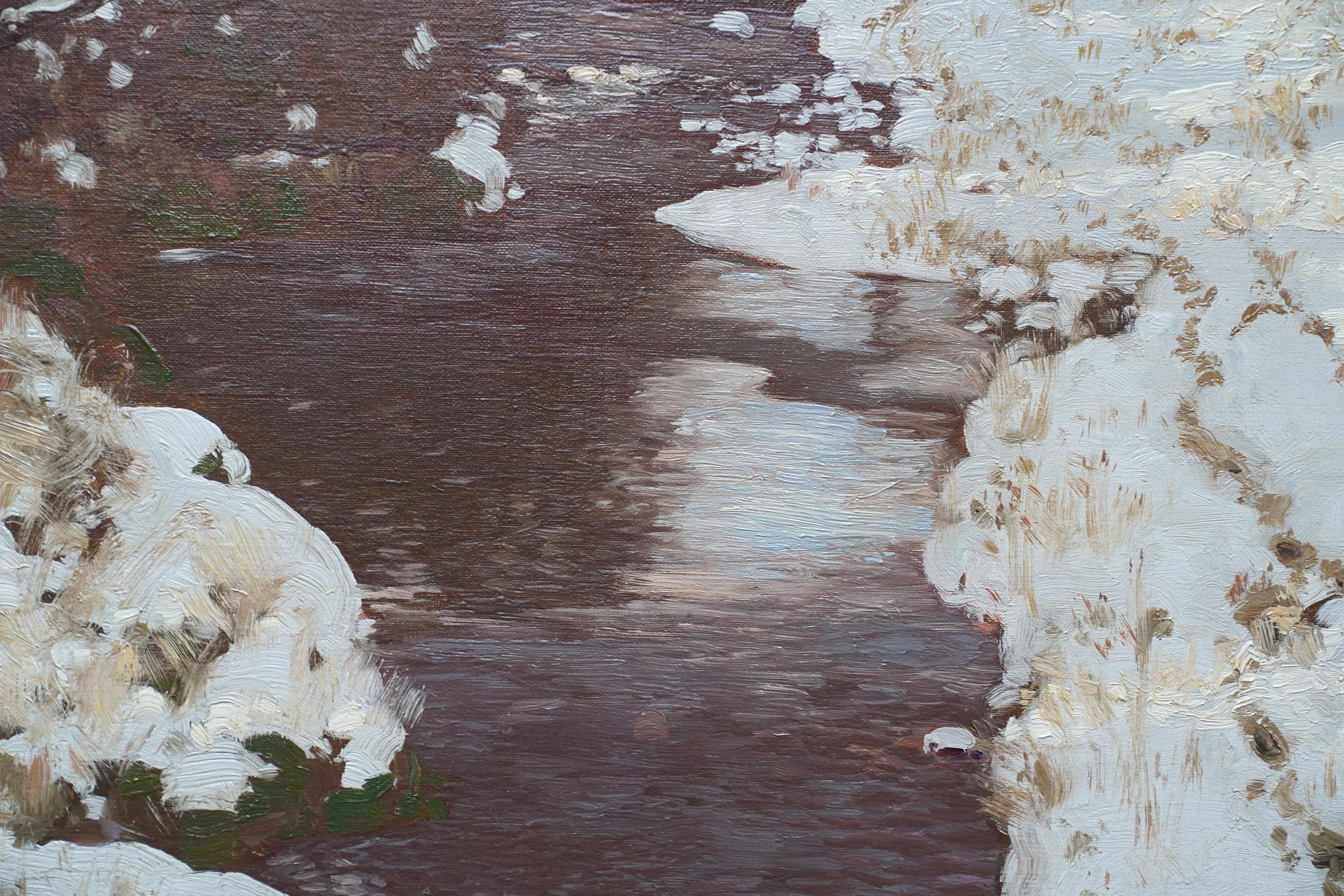 Este precioso óleo escocés eduardiano es obra del célebre artista escocés George Houston. Pintado hacia 1910 y en orientación retrato, la composición es un paisaje invernal nevado con un arroyo que corre verticalmente con un campo nevado a la