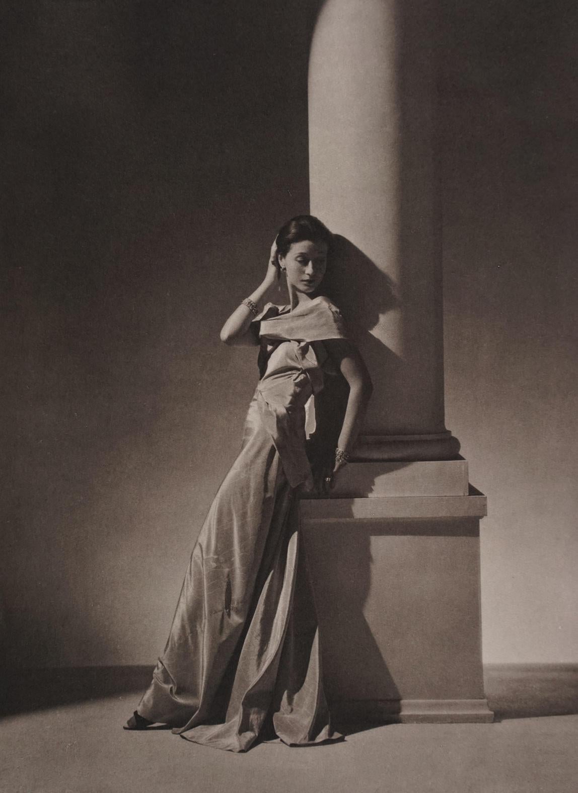 George Hoyningen-Huene Black and White Photograph – Abendkleid von Vionnet, Paris