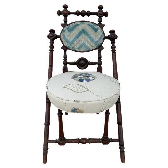 Cette chaise George Hunziger n'est pas seulement belle, elle joue aussi un rôle important dans l'histoire.  meubles  .  George Hunzinger était fabricant de meubles dans la seconde moitié du XIXe siècle. Il émigre aux États-Unis en 1855 et commence à