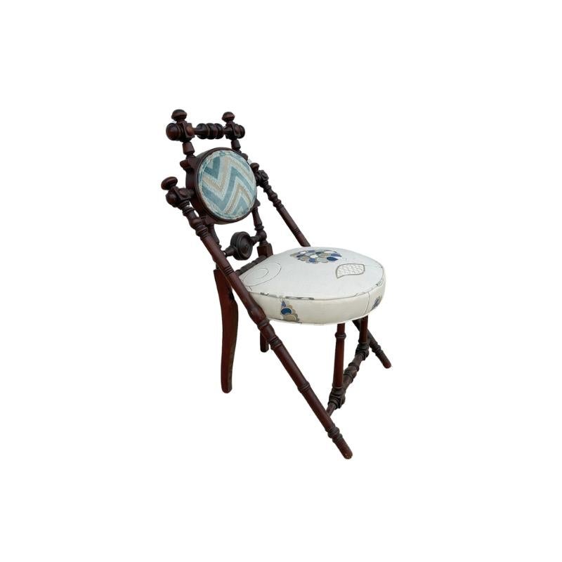 Chaise en noyer brevetée par George Hunziger en 1869 avec un revêtement en crewel plus récent Bon état - En vente à Wichita, KS