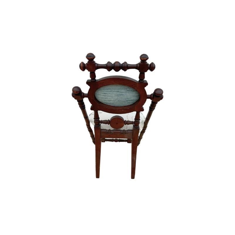 XIXe siècle Chaise en noyer brevetée par George Hunziger en 1869 avec un revêtement en crewel plus récent en vente