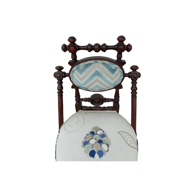 Tissu d'ameublement Chaise en noyer brevetée par George Hunziger en 1869 avec un revêtement en crewel plus récent en vente