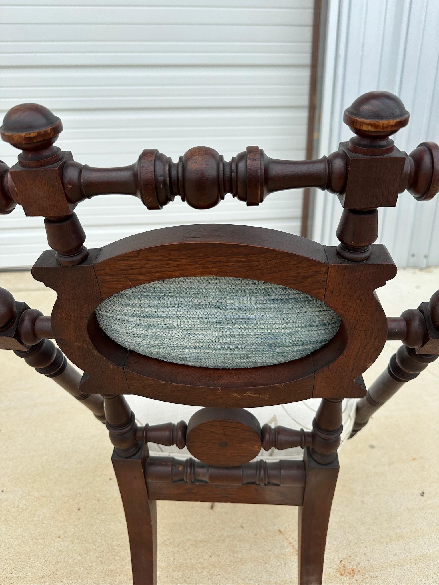 Chaise en noyer brevetée par George Hunziger en 1869 avec un revêtement en crewel plus récent en vente 3
