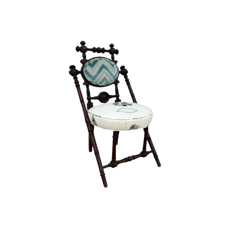 Chaise en noyer brevetée par George Hunziger en 1869 avec un revêtement en crewel plus récent