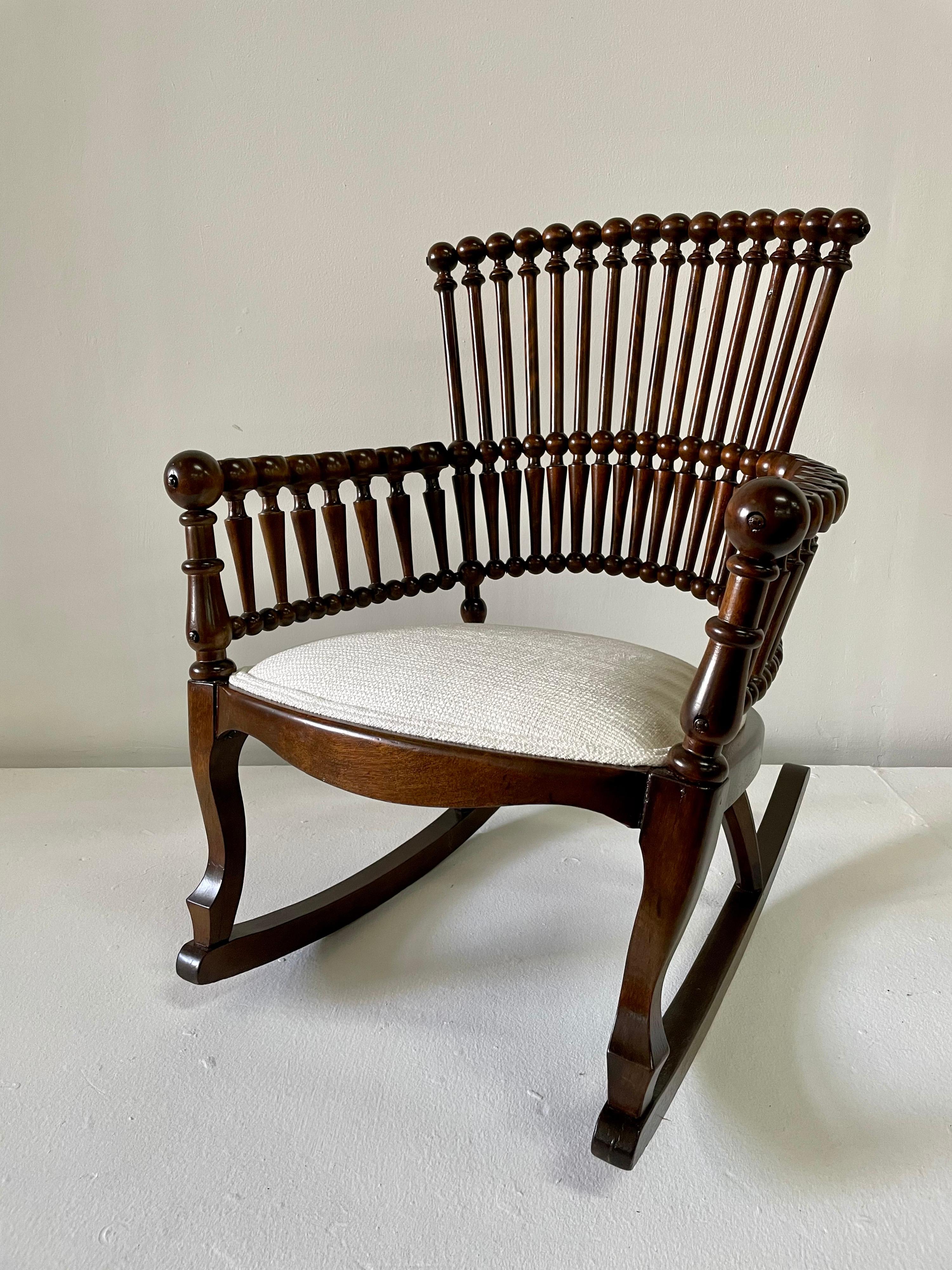 Dies ist einer der schönsten Stühle, die wir je angeboten haben. Spindeldesign und Gestell aus jahrhundertealtem poliertem Holz, Sitz aus neuem Bouclé-Stoff. Bereit, Ihr Zuhause zu schmücken! Ein echtes Statement.