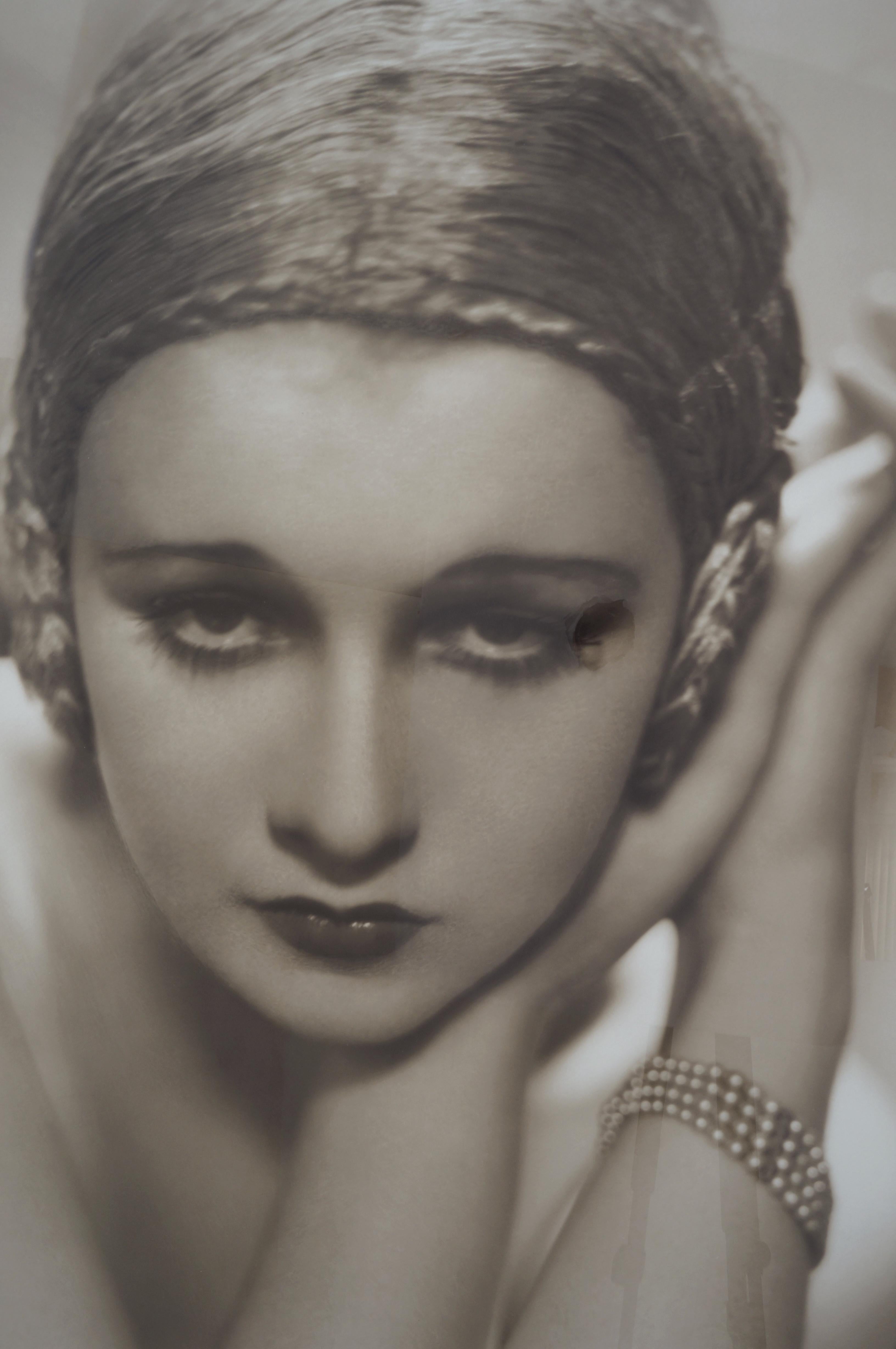 This stylish and chic photograpy of Anita Paig was originally taken in 1930 by George Hurrell.

This piece is from George Hurrels Top Fifty collection, and the original negative were restored thus allowing to create this size digital reprints from