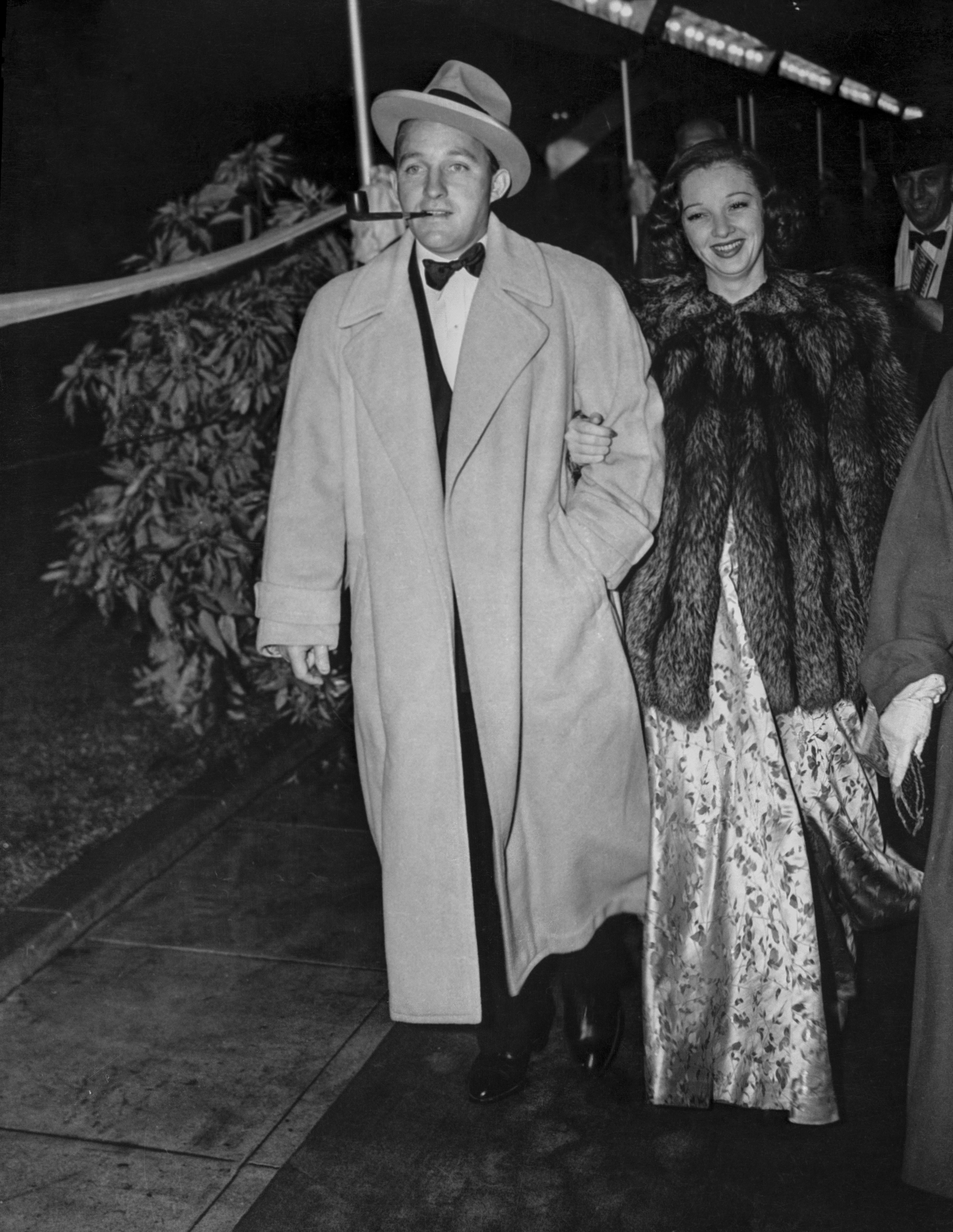 Black and White Photograph de George Hurrell - Bing Crosby paseando en plumero