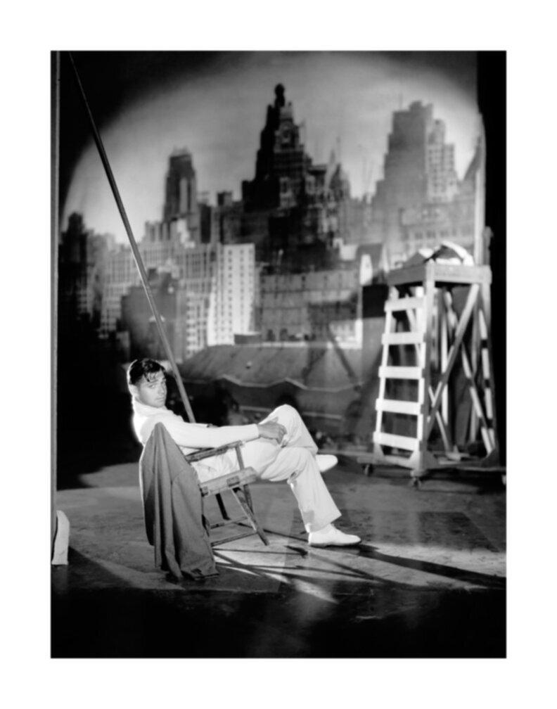 Black and White Photograph George Hurrell - Clark Gable posé sur la scène du son II