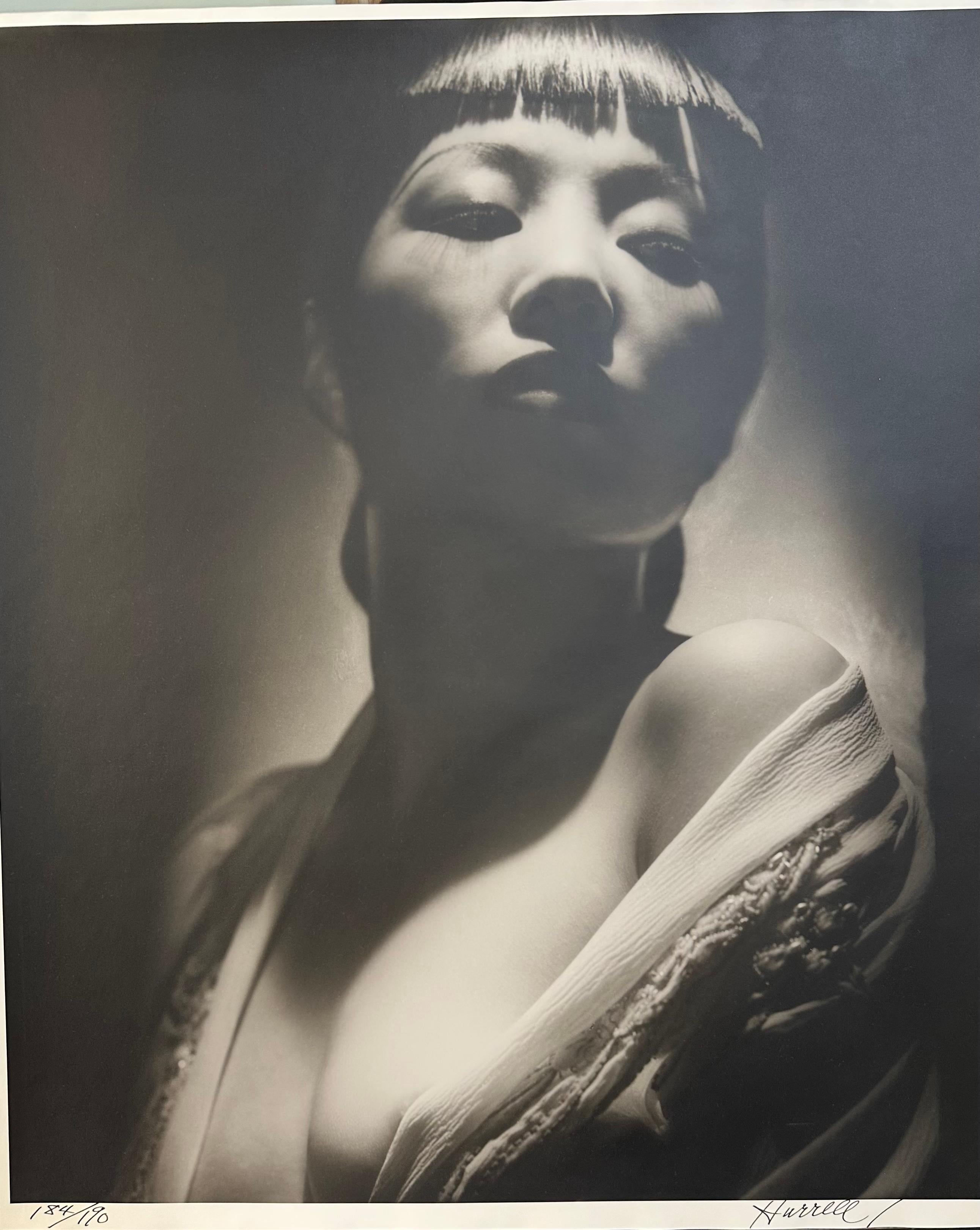 George Hurrell
Anna May Wong
Scattata nel 1938, stampata in una data successiva
Stampa alla gelatina d'argento
Firmato a mano da Hurrell con l'inchiostro
Edizione: 184/190 dall'edizione di 190 