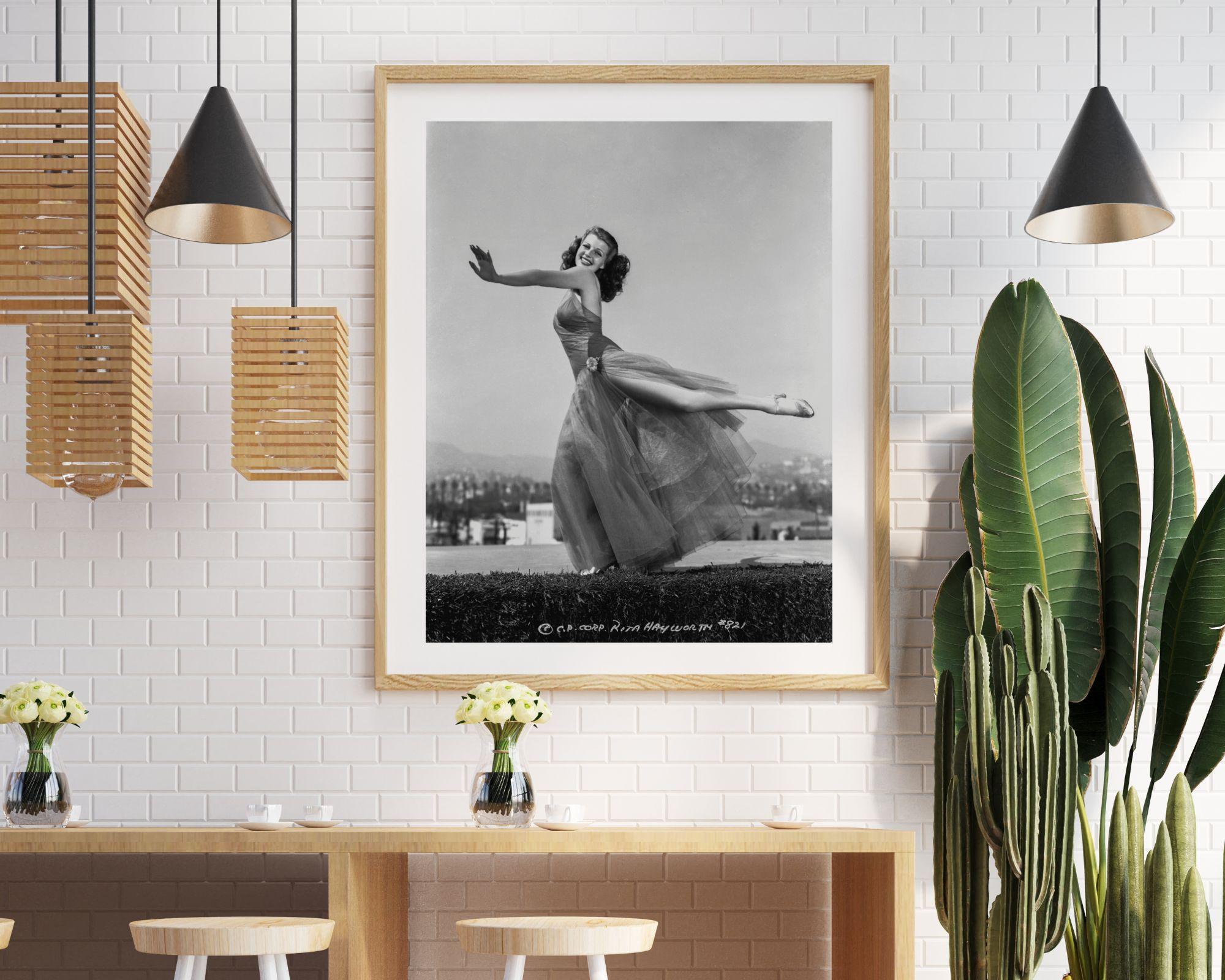 Rita Hayworth tanzt in Kleid (Zeitgenössisch), Photograph, von George Hurrell