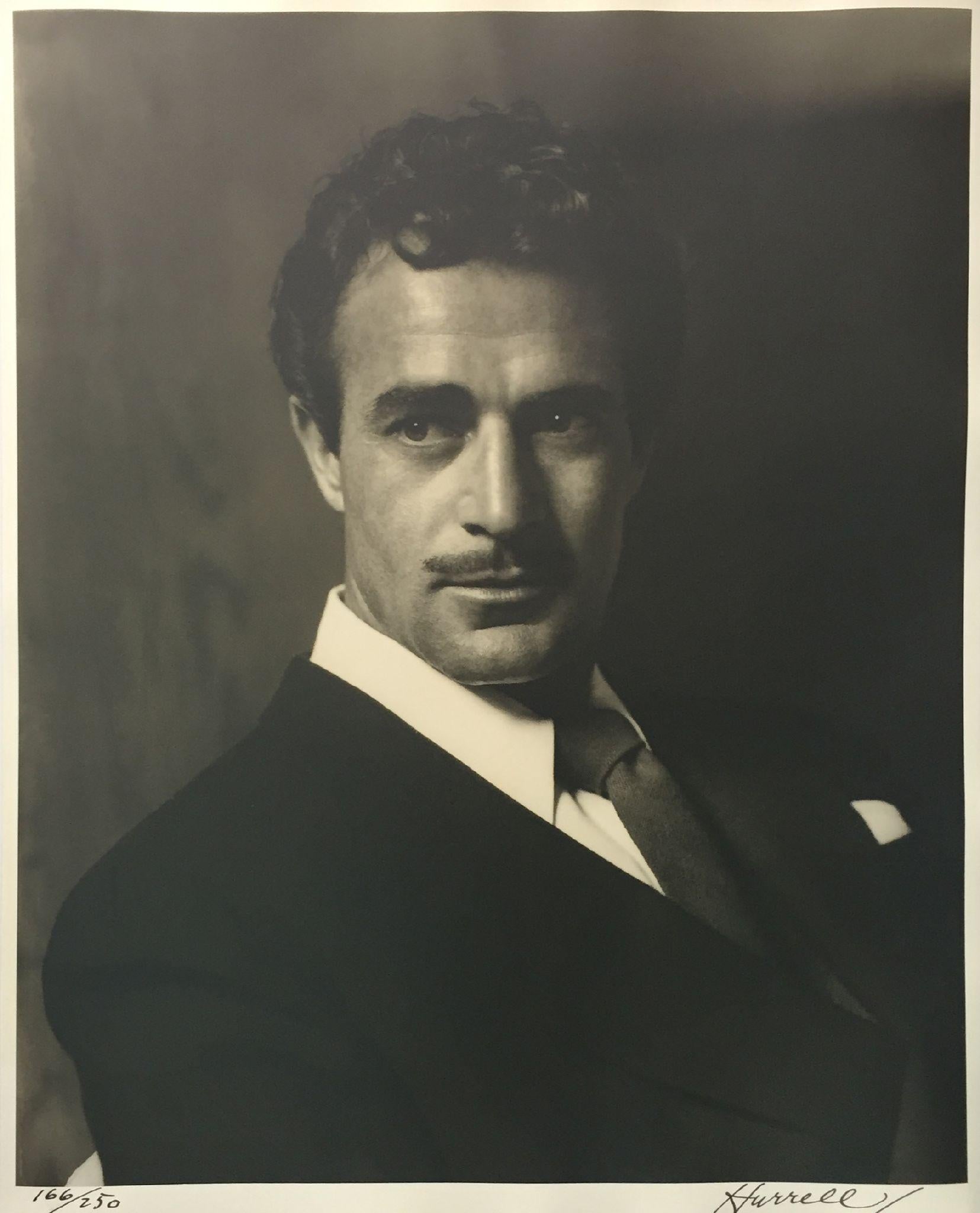 Hurrell, George
Gilbert Roland (Hurrell III), 1938/1979

Impression gélatine-argent
20 x 16 in.

Signé et numéroté sur le bord inférieur
Issu d'une édition limitée à 250 exemplaires
« Portrait » est l'une des dix photographies du portfolio « Hurrell