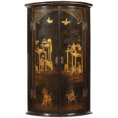 Armoire d'angle George I en laque japonaise noire à façade en arc de cercle