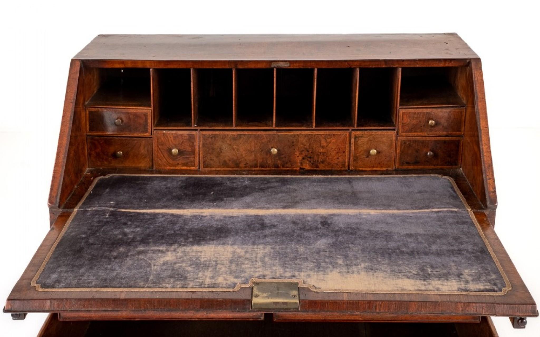 George I Walnuss-Büro.
Dieses Bureau steht auf Konsolenfüßen und verfügt über eine Anordnung von 2 über 2 Eichenholz ausgekleideten Schubladen.
18. Jahrhundert
Die Schubladen und der Fall mit Fischgrätenintarsien.
Das Innere hat ein Sortiment von