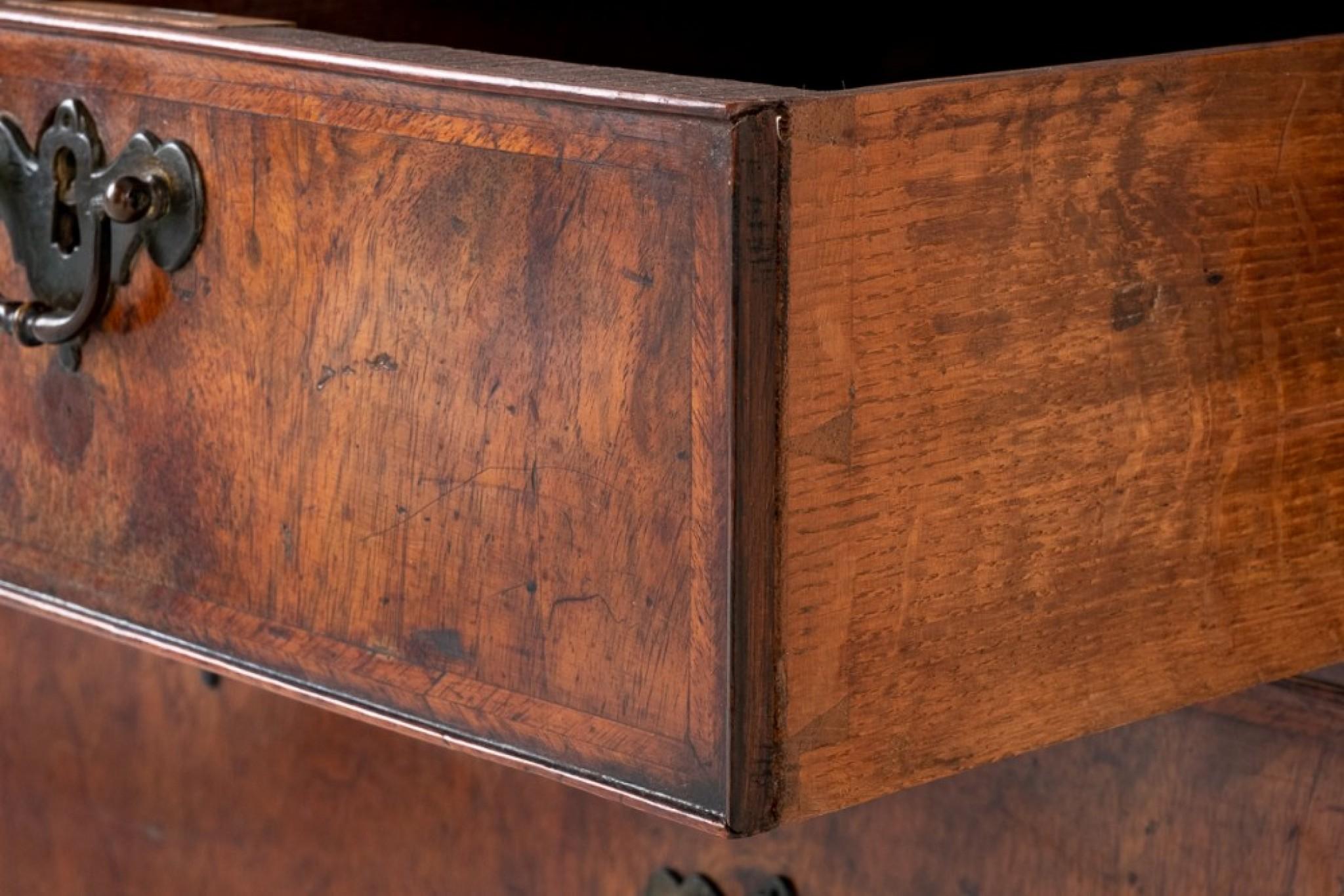 Escritorio George I Cajonera Pecho Nogal principios del siglo XIX en venta