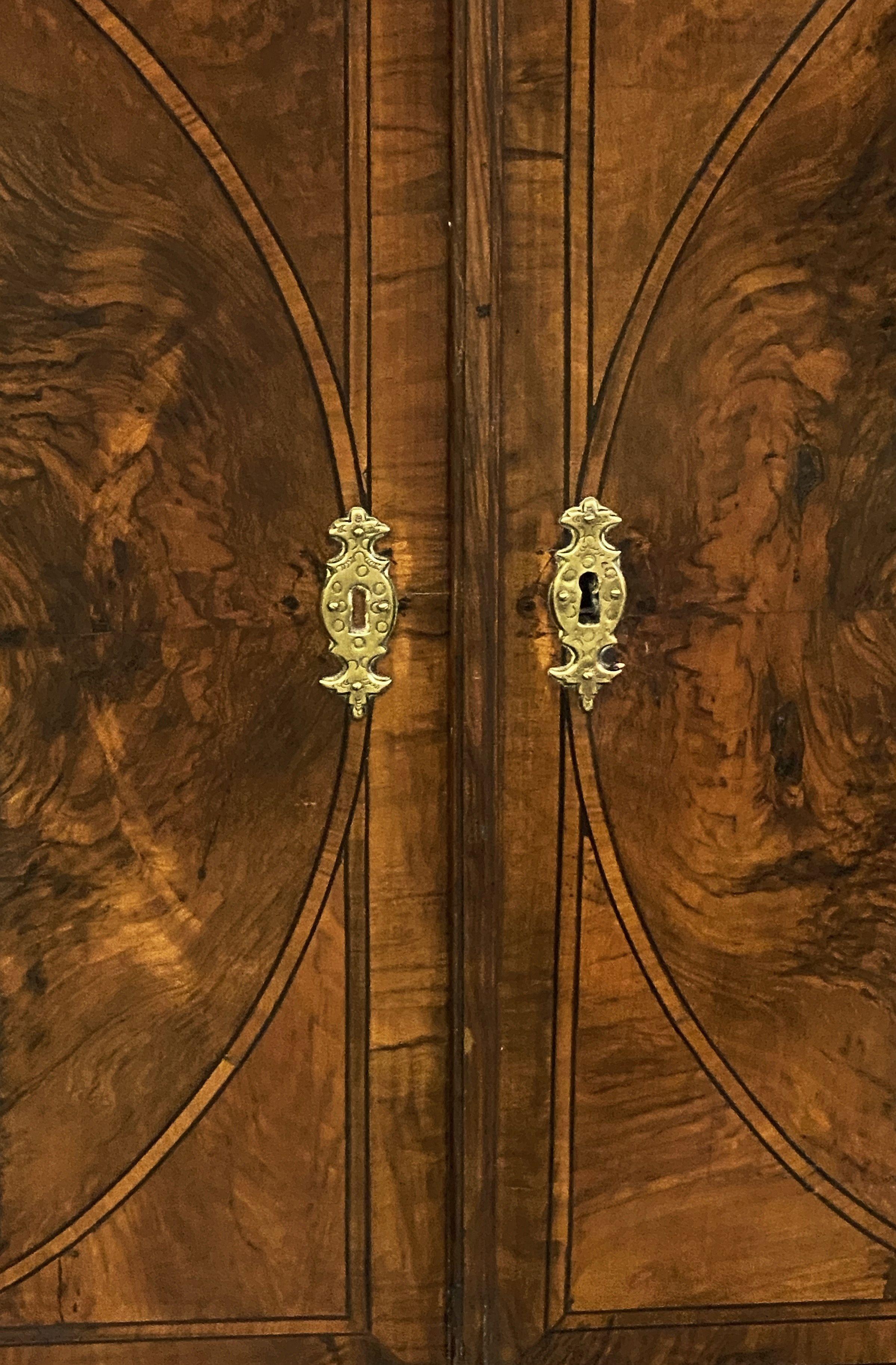 George I Cabinet on Chest of Figured Walnut from the 18th Century For Sale 3