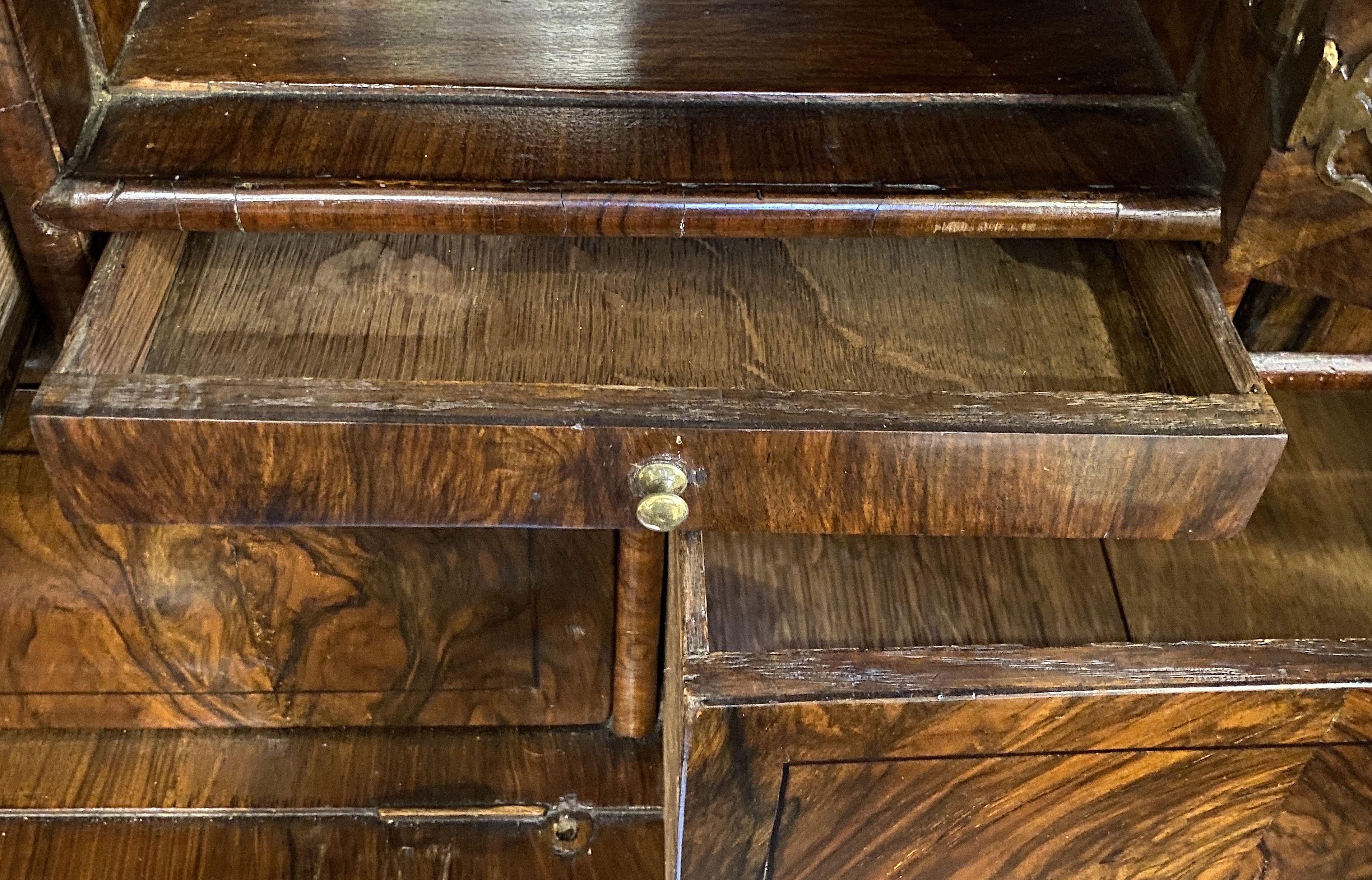 George I Cabinet on Chest of Figured Walnut from the 18th Century For Sale 7