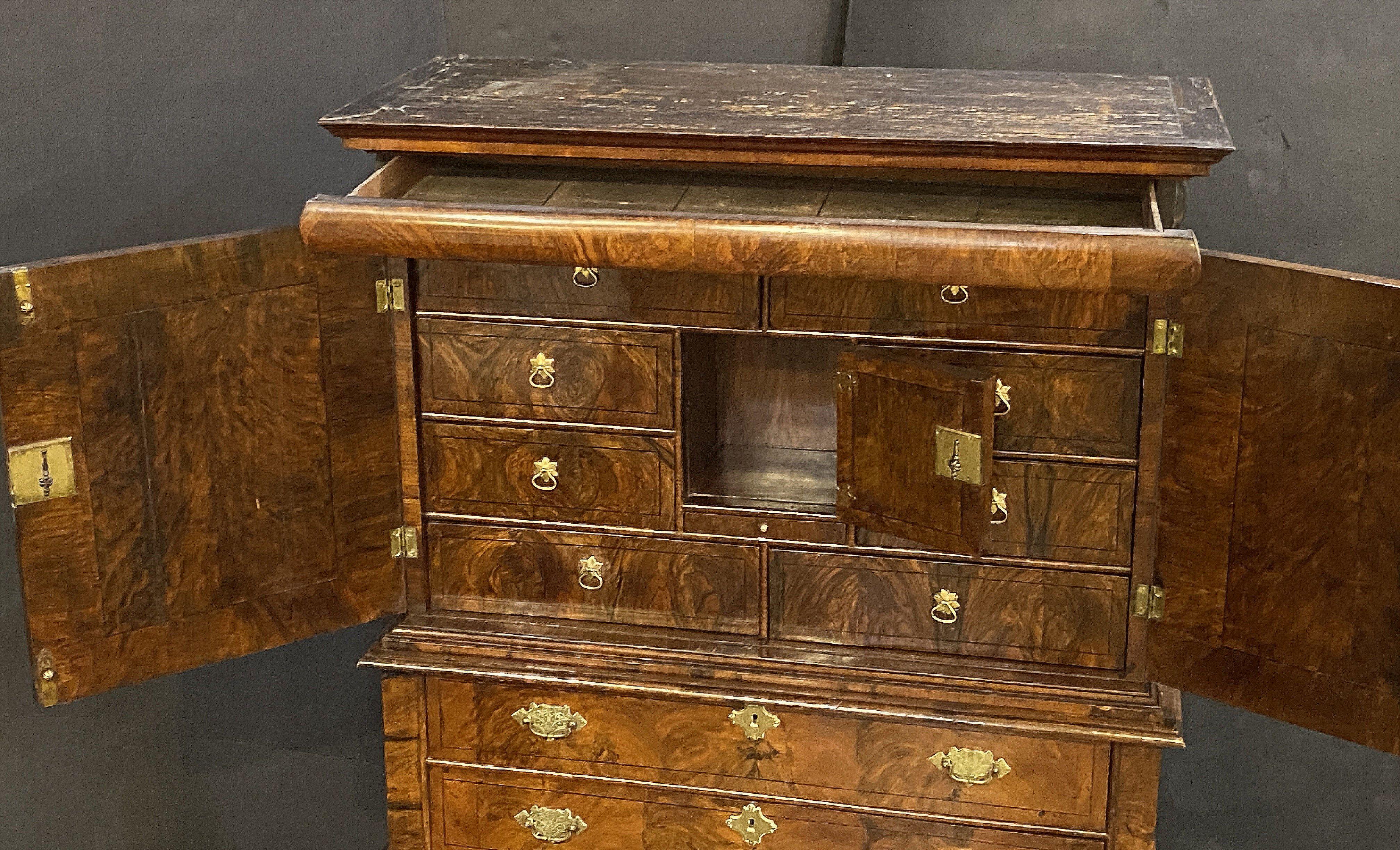 George I Cabinet on Chest of Figured Walnut from the 18th Century For Sale 8