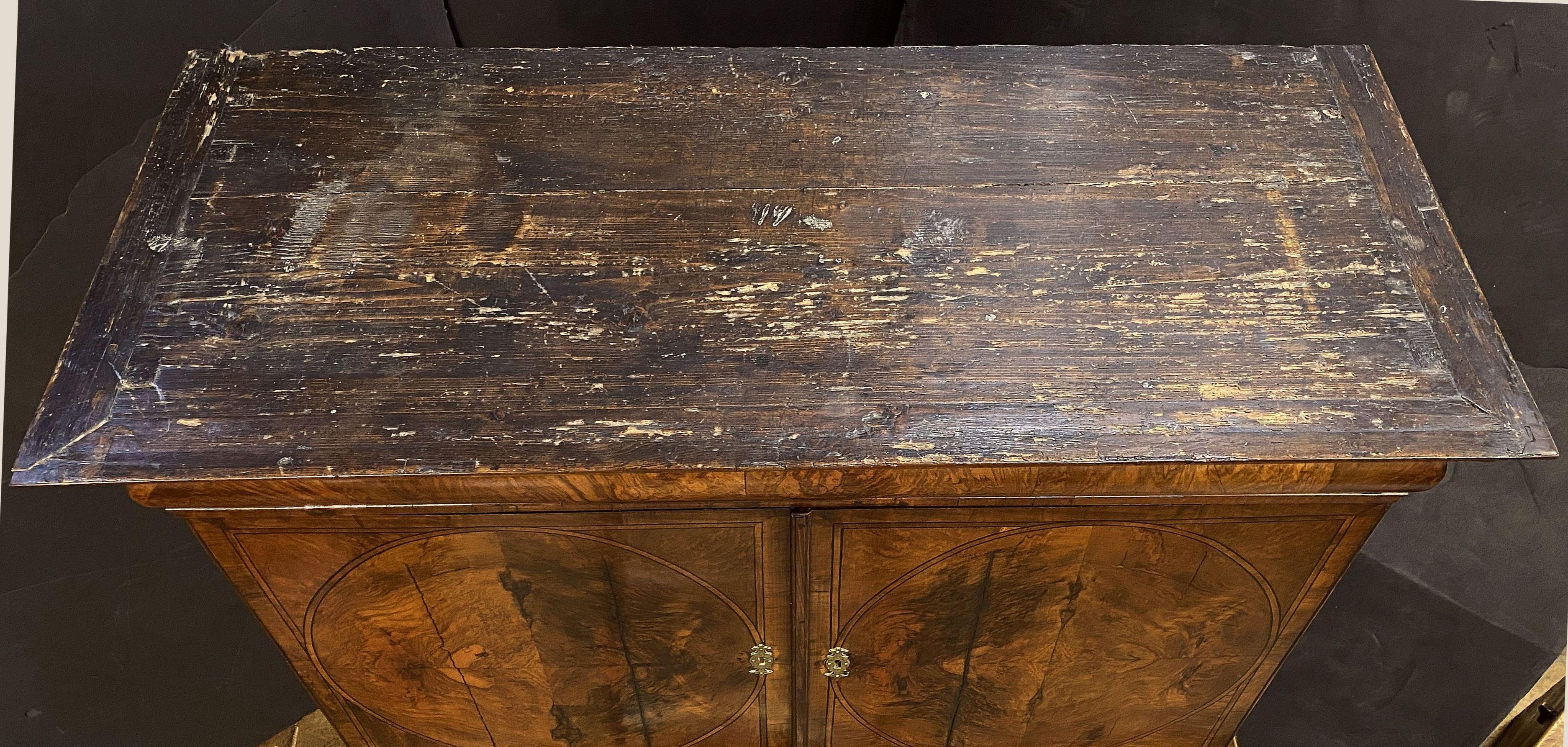 George I Cabinet on Chest of Figured Walnut from the 18th Century For Sale 9
