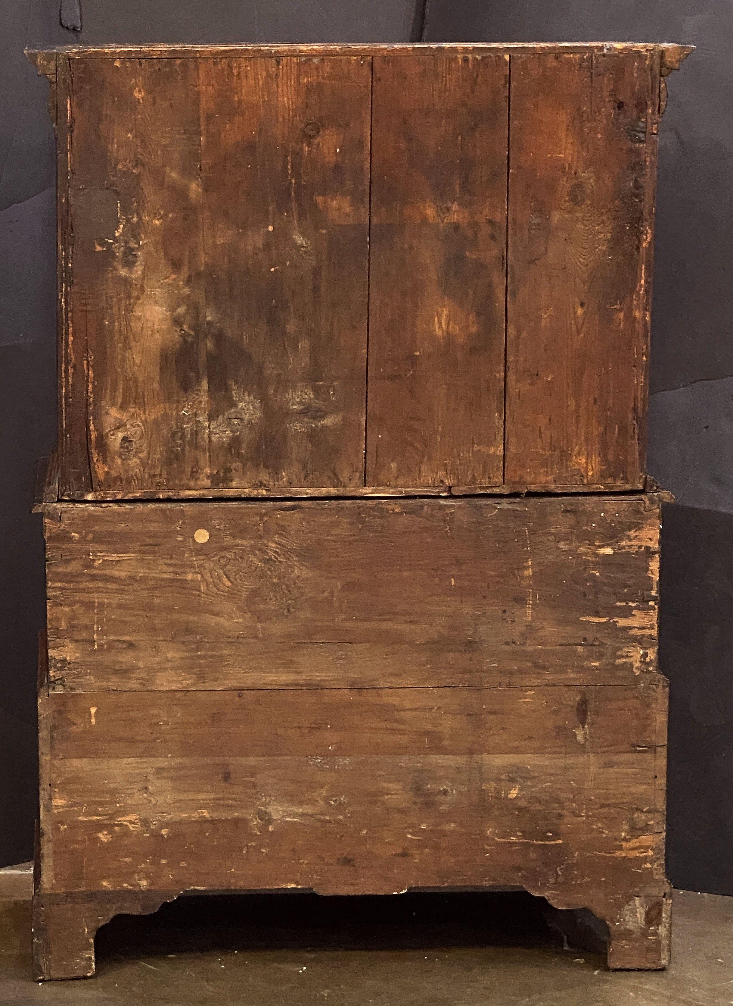 George I Cabinet on Chest of Figured Walnut from the 18th Century For Sale 10