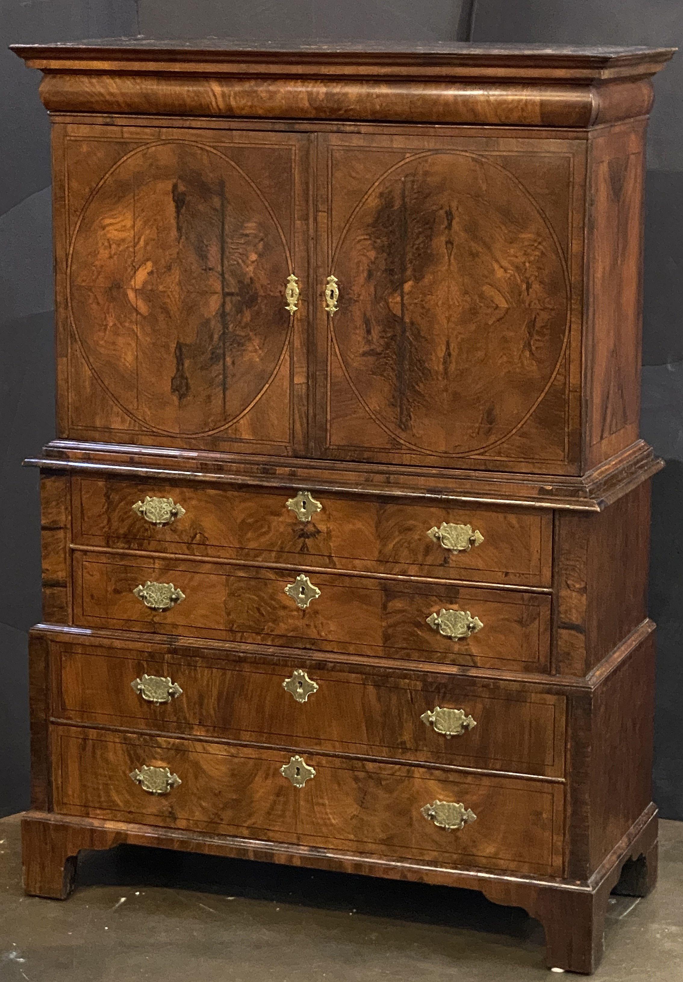 Veneer George I Cabinet on Chest of Figured Walnut from the 18th Century For Sale