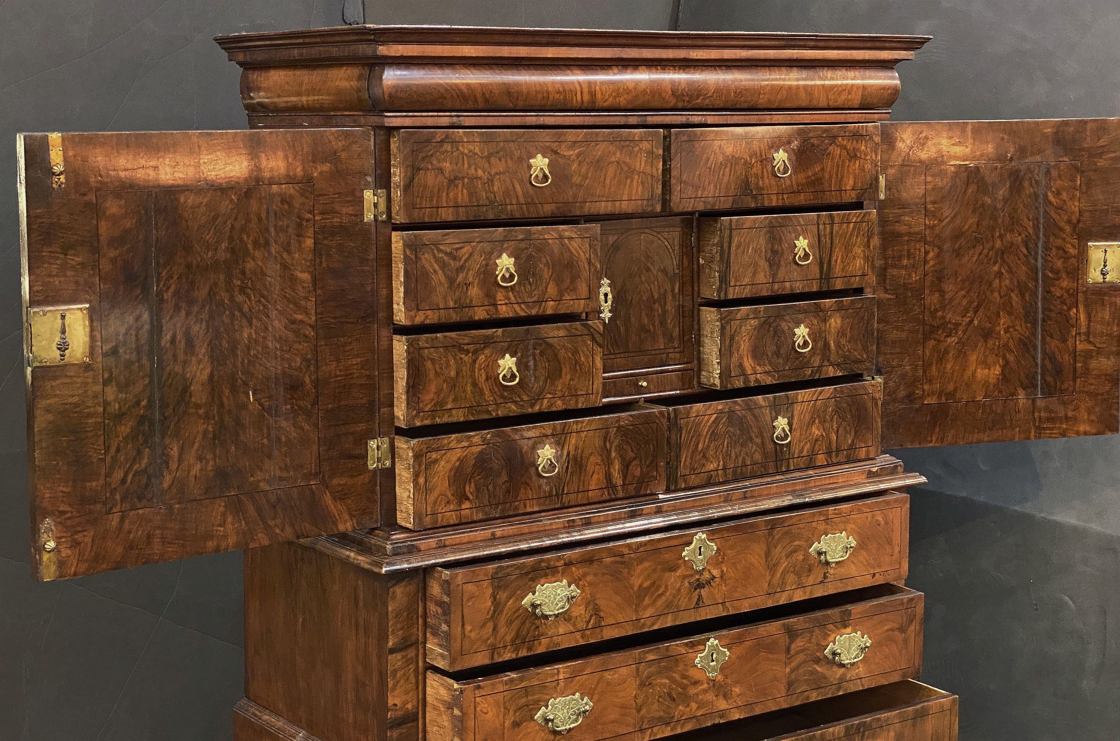 George I Cabinet on Chest of Figured Walnut from the 18th Century In Good Condition For Sale In Austin, TX