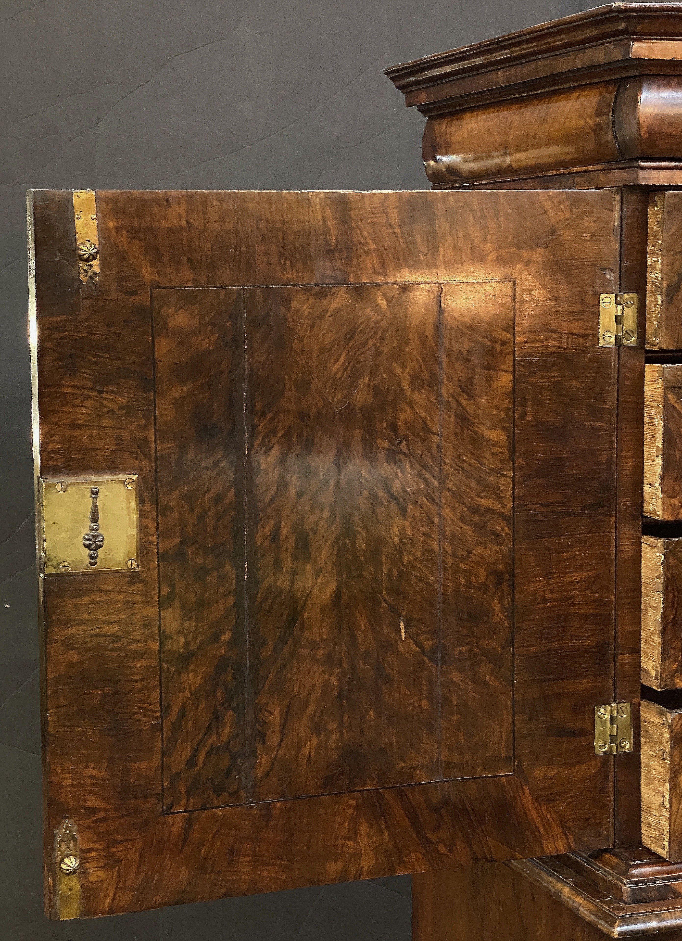 18th Century and Earlier George I Cabinet on Chest of Figured Walnut from the 18th Century For Sale