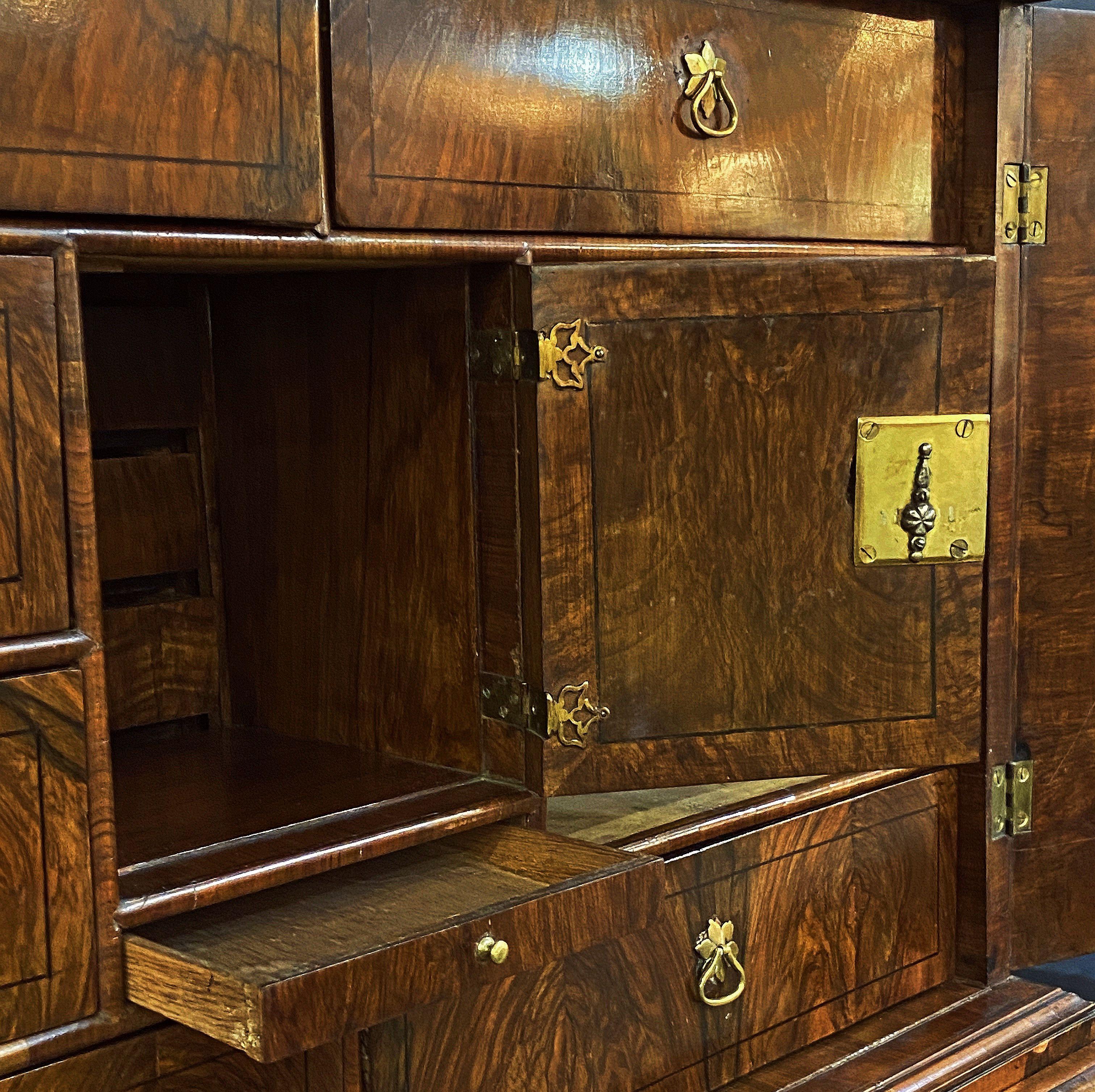 George I Cabinet on Chest of Figured Walnut from the 18th Century For Sale 1