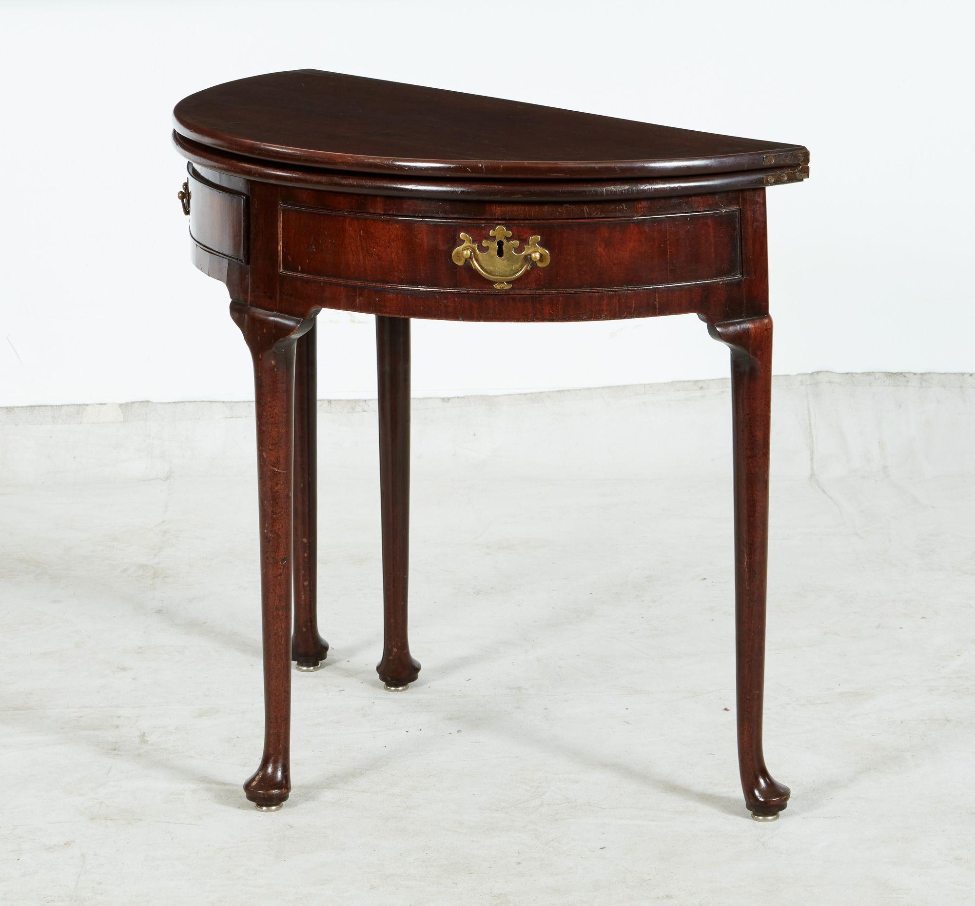 Fine tavolo da gioco in noce rosso di Giorgio I demilune, il piano solido pieghevole sopra due cassetti triangolari con ferramenta originale a pipistrello e in piedi su gambe cabriole sagomate e su piedi a pad, l'insieme possiede un buon colore e