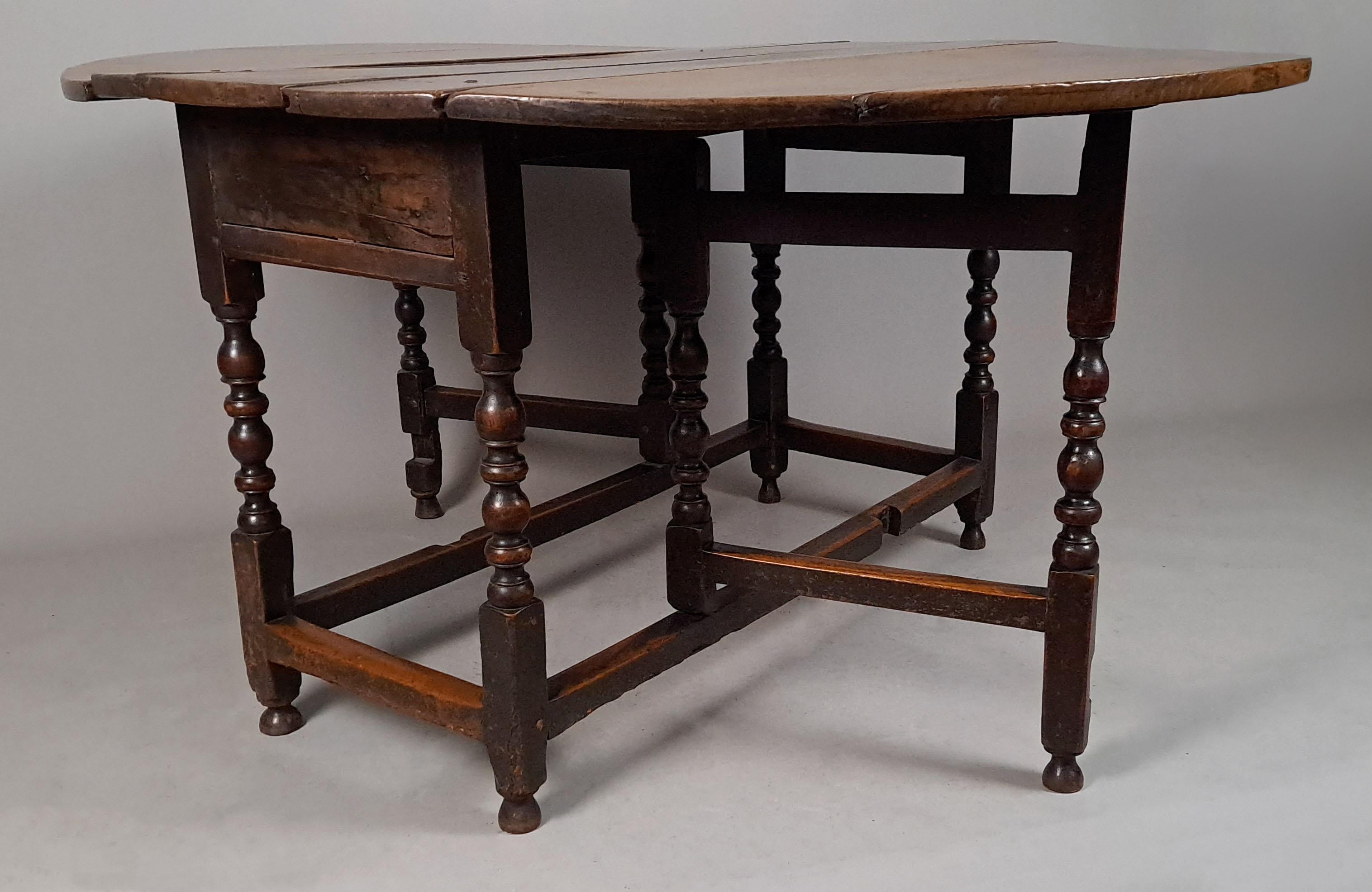 George I Drop Leaf Oak Table c. 1710 In Good Condition For Sale In Heathfield, GB