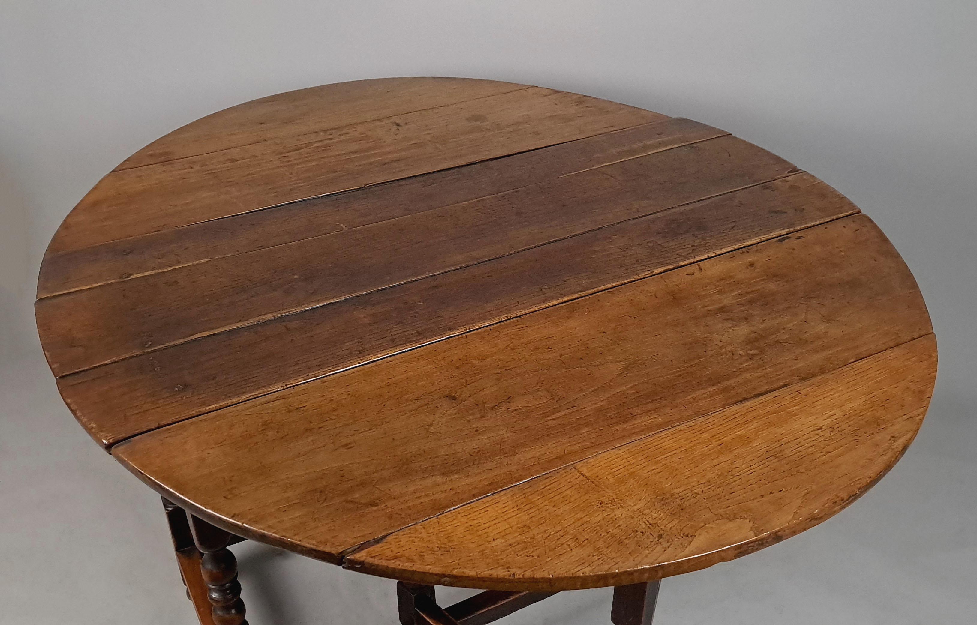 18th Century and Earlier George I Drop Leaf Oak Table c. 1710 For Sale