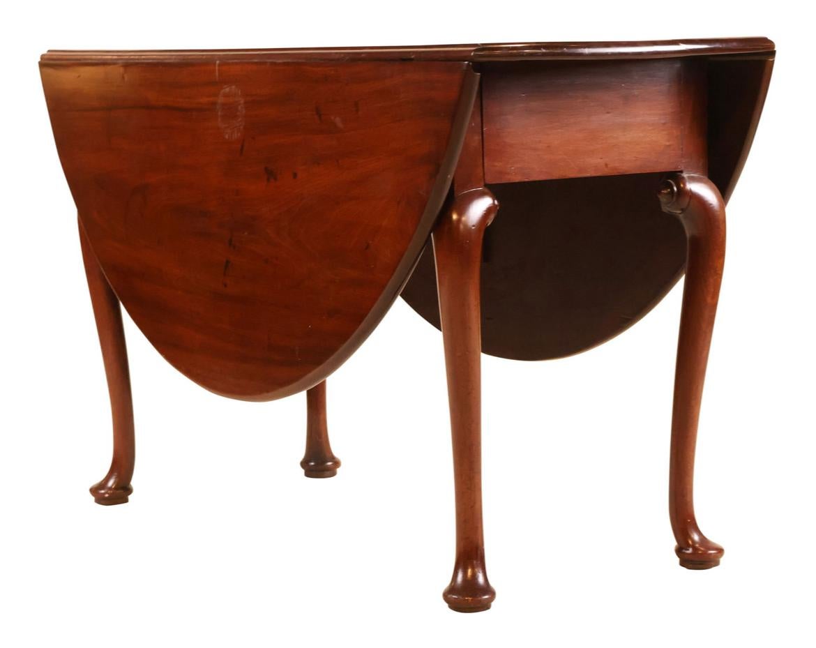 Table ovale de George III en acajou, à pieds cabriole et à pieds pad de style Queen Anne. Angleterre, fin du XVIIIe siècle. 