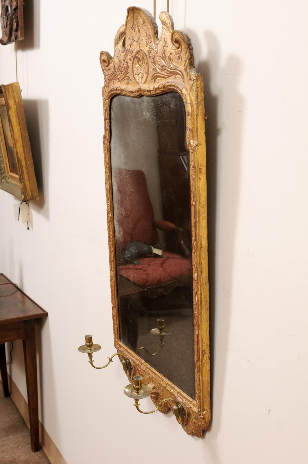 George I Giltwood Mirror with Carved Foliage Detail, England ca. 1725 In Good Condition For Sale In Atlanta, GA