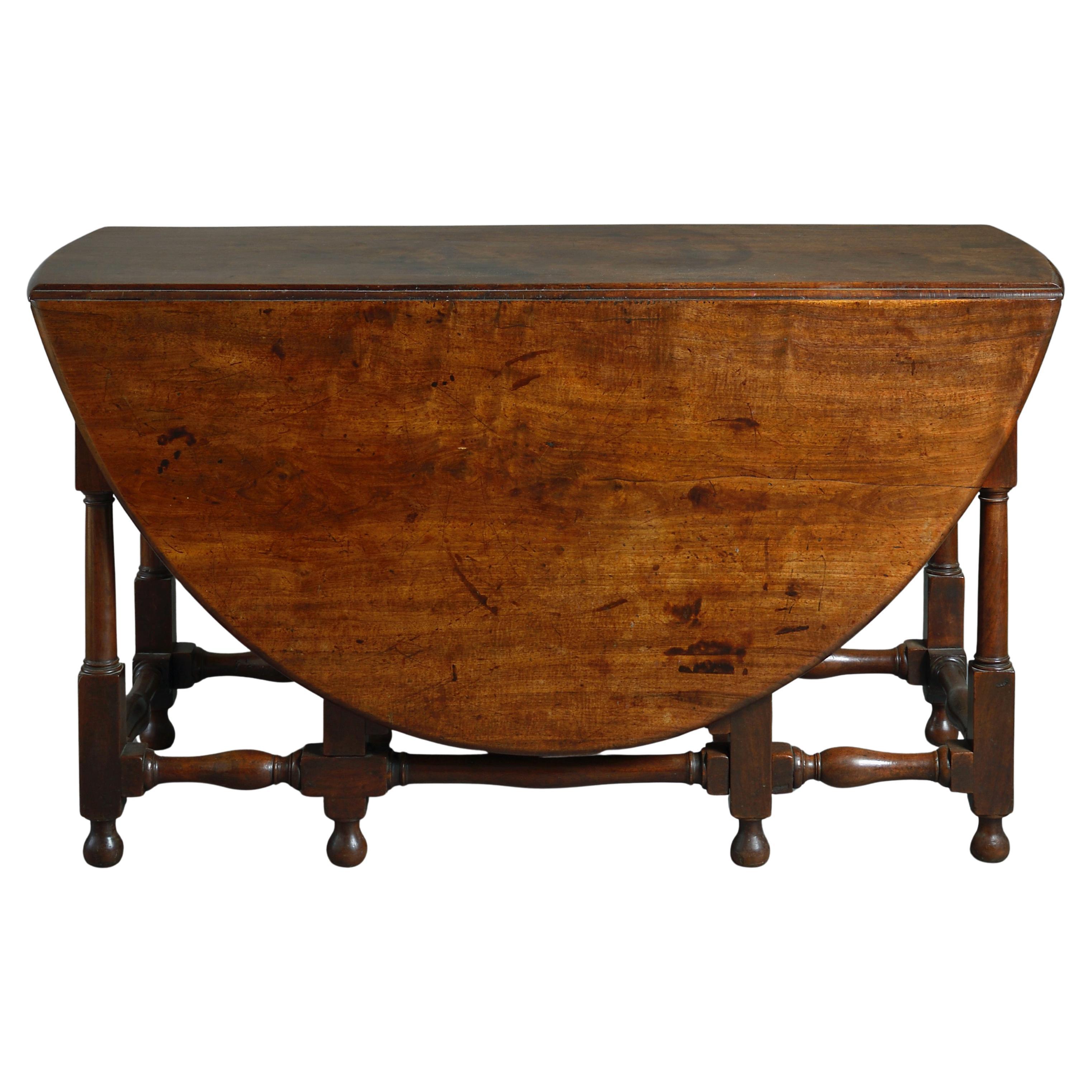 FINA MESA DE CAOBA GATELEG DE GEORGE I, HACIA 1725

Con encimera ovalada sobre un cajón de friso con tirador original de latón, sobre soportes finamente torneados.

71 cm de alto; 155 cm de ancho (abierto); 150 cm de ancho (cerrado); 127 cm de