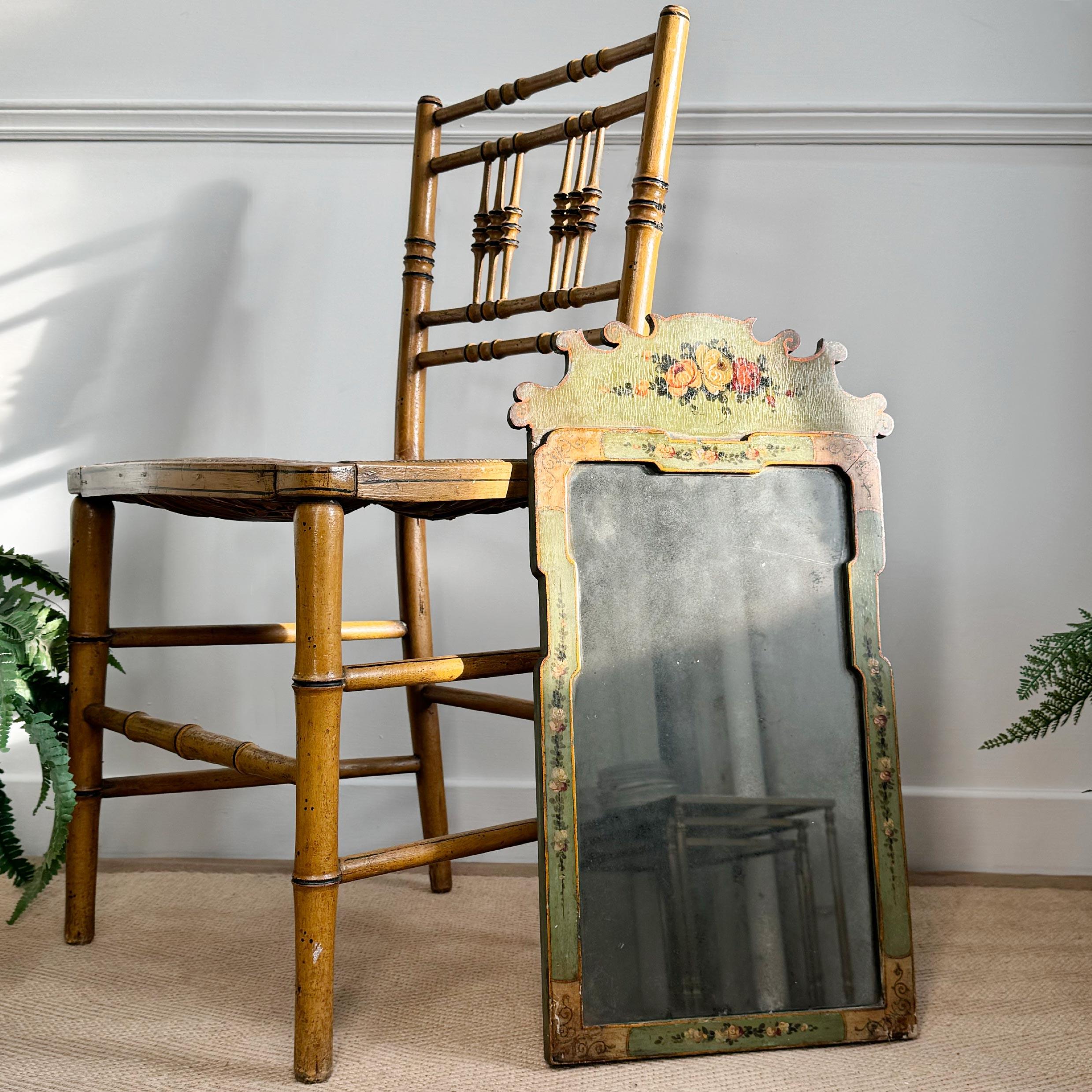 Un très joli et rare miroir mural peint de style géorgien, vers 1720, avec la plaque de mercure d'origine roussie. Décorée de motifs floraux et de rinceaux, bordée de dorures.



Les panneaux arrière sont d'origine.



Hauteur 58cm, Largeur 32.5cm,