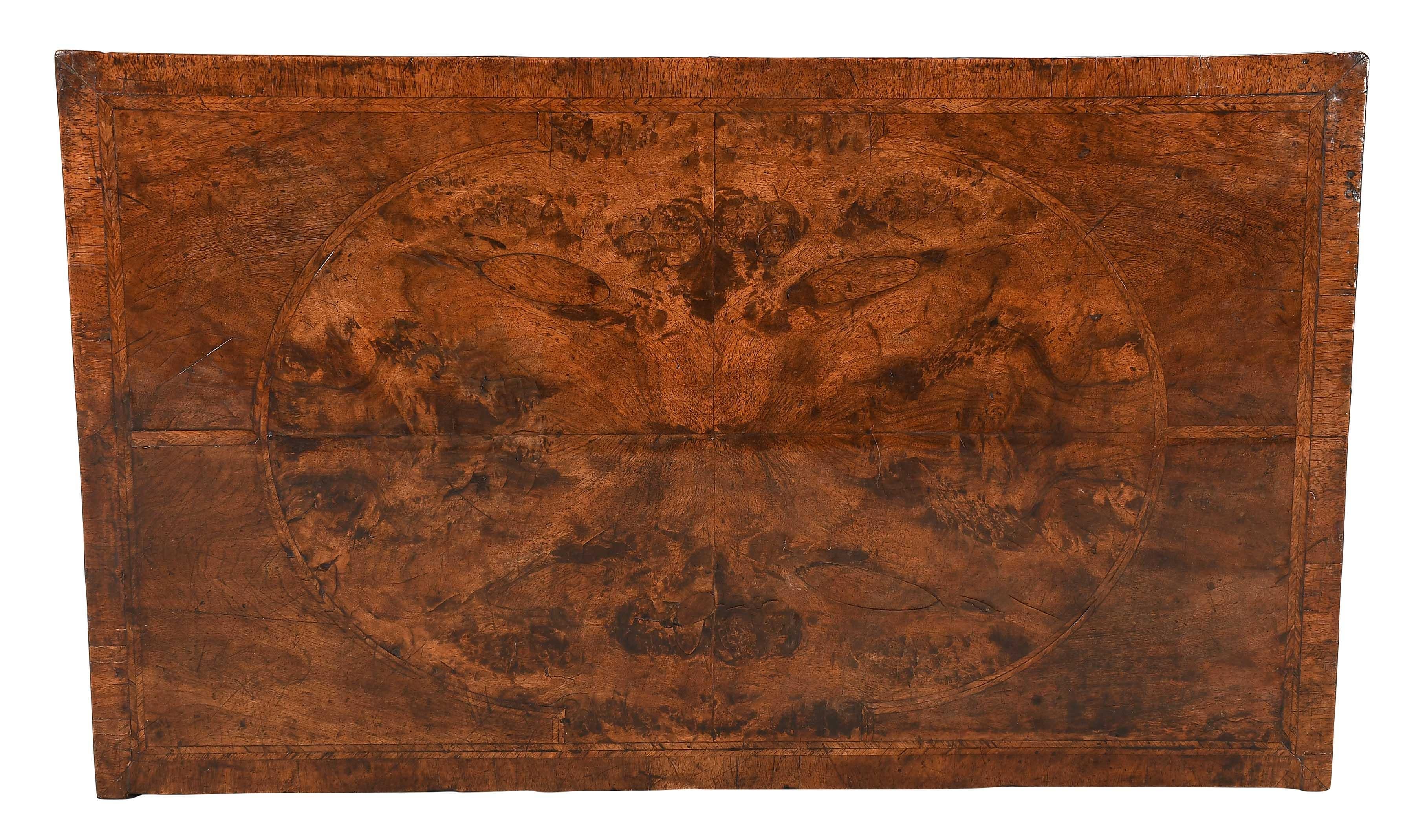 Impiallacciato in radica di noce e noce molto figurato, questo comò è composto da due cassetti corti su tre lunghi cassetti graduati circondati da modanature a mezzo giro. Il piano è impiallacciato con un grande ovale centrale, rivestito a quarti,