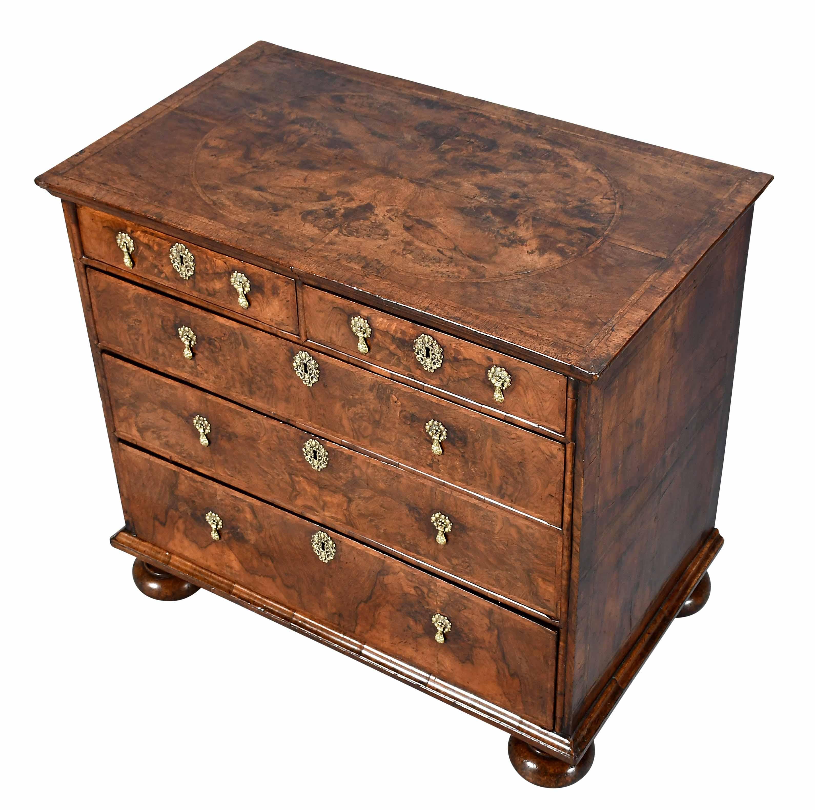 Giorgio I Cassapanca d'epoca George I impiallacciata in legno di noce a forte figurazione in vendita