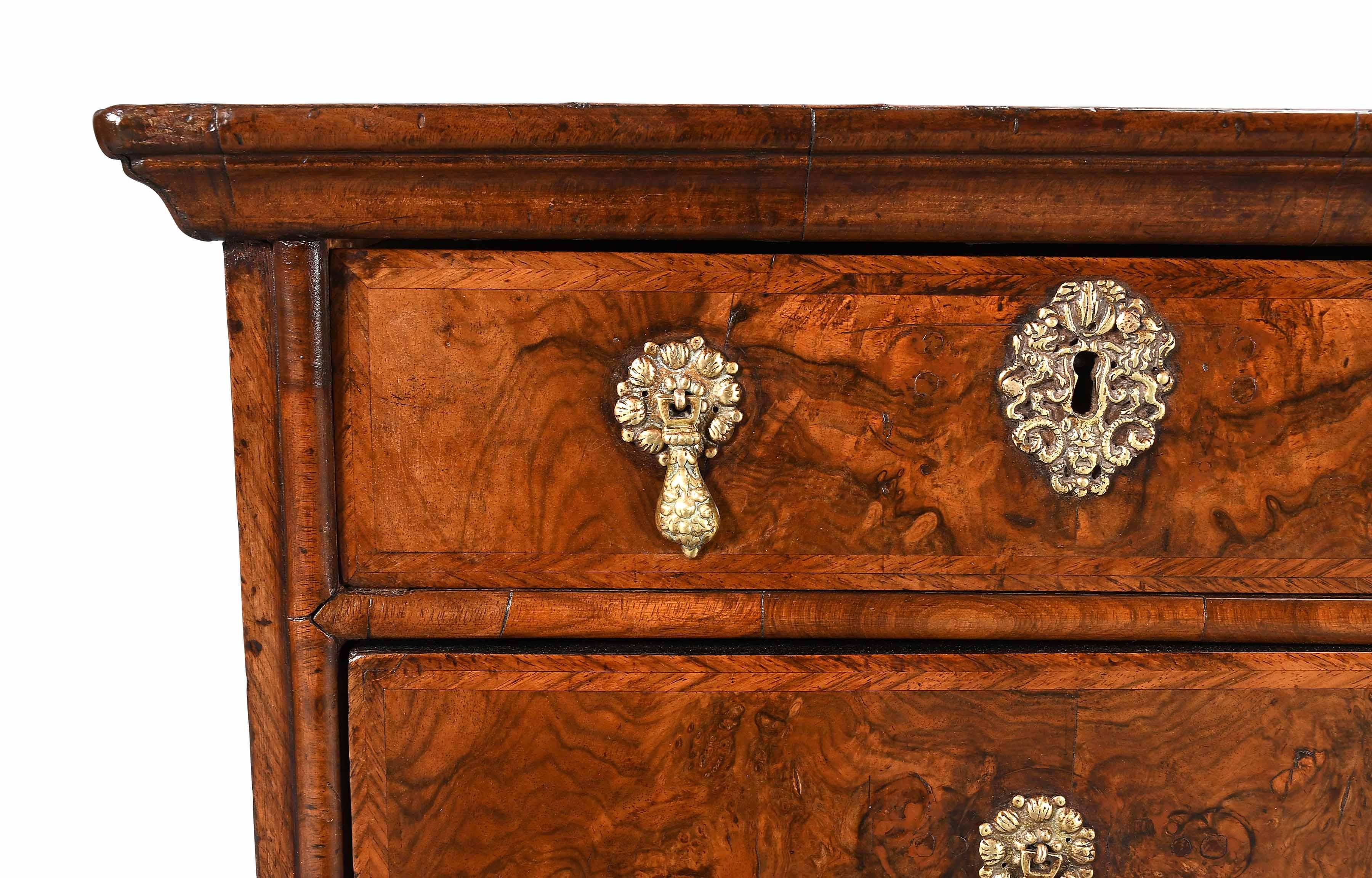 Inglese Cassapanca d'epoca George I impiallacciata in legno di noce a forte figurazione in vendita