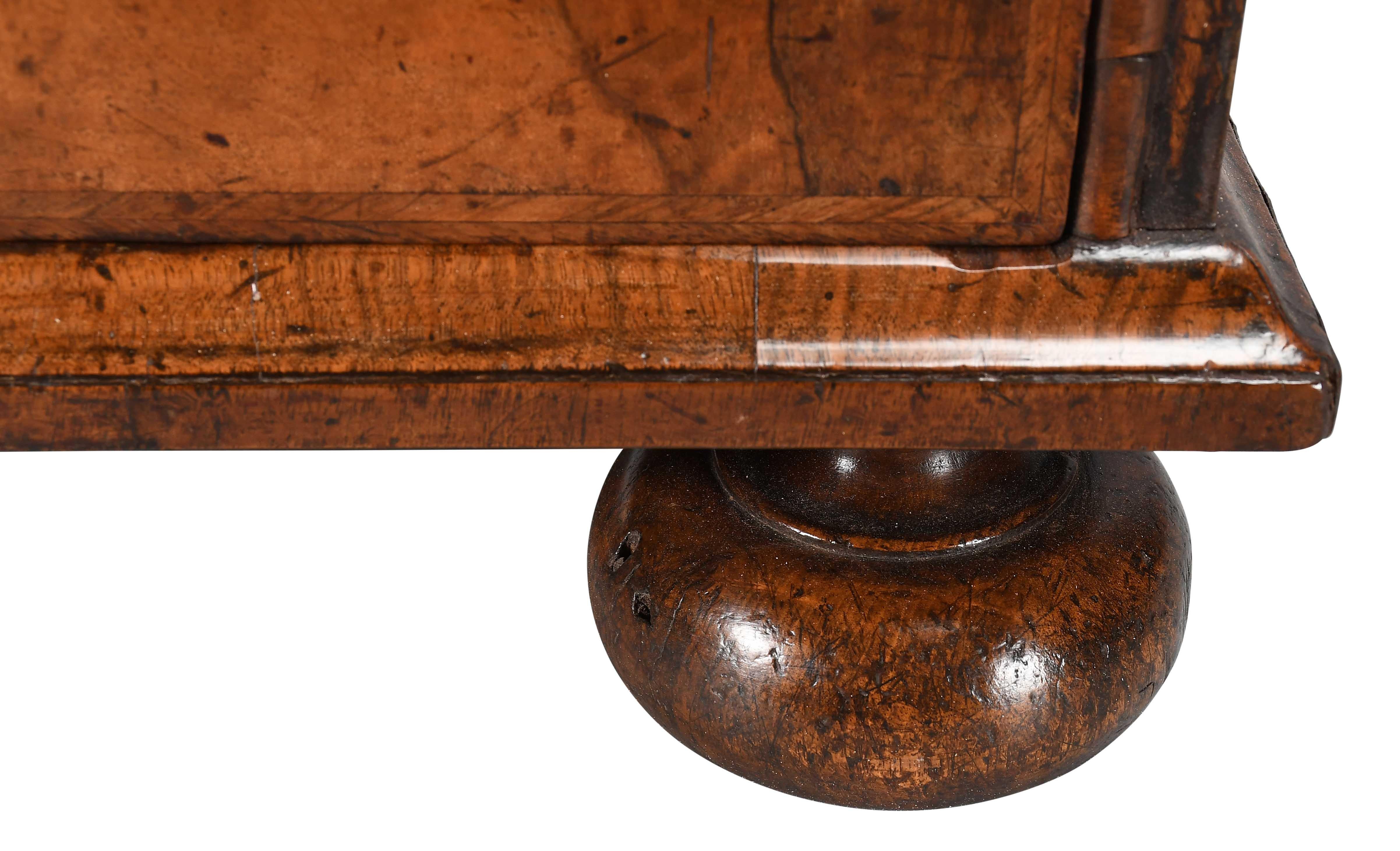 Cassapanca d'epoca George I impiallacciata in legno di noce a forte figurazione In condizioni buone in vendita a Harrodsburg, KY