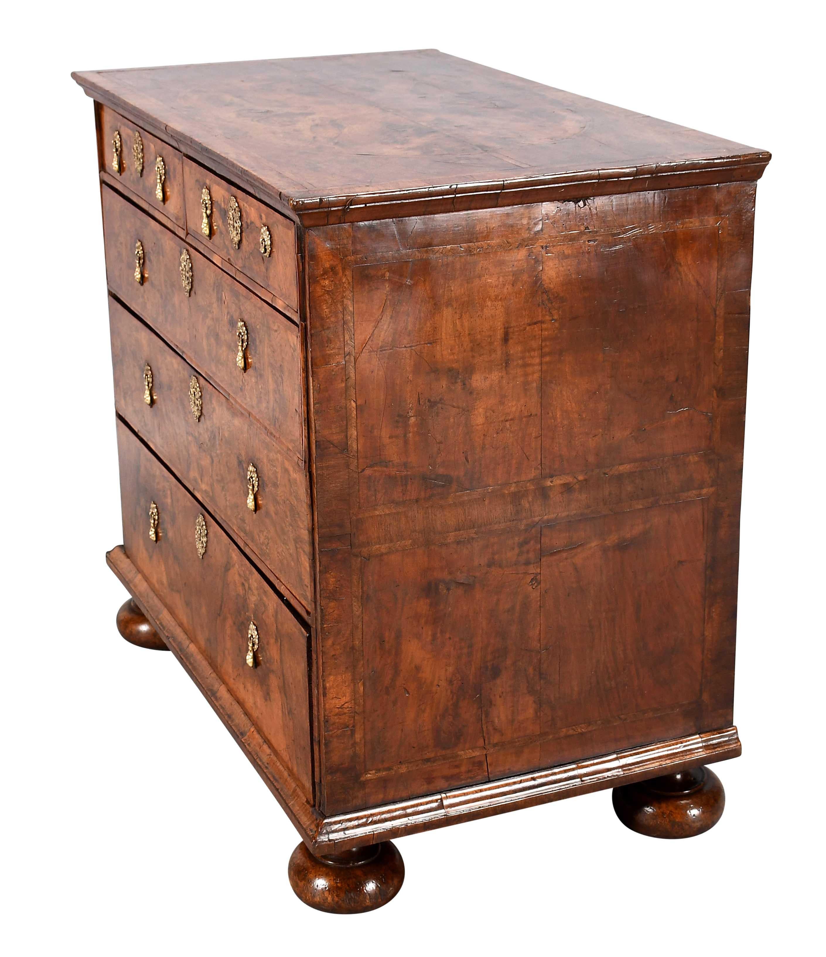 Fino al XVIII secolo Cassapanca d'epoca George I impiallacciata in legno di noce a forte figurazione in vendita