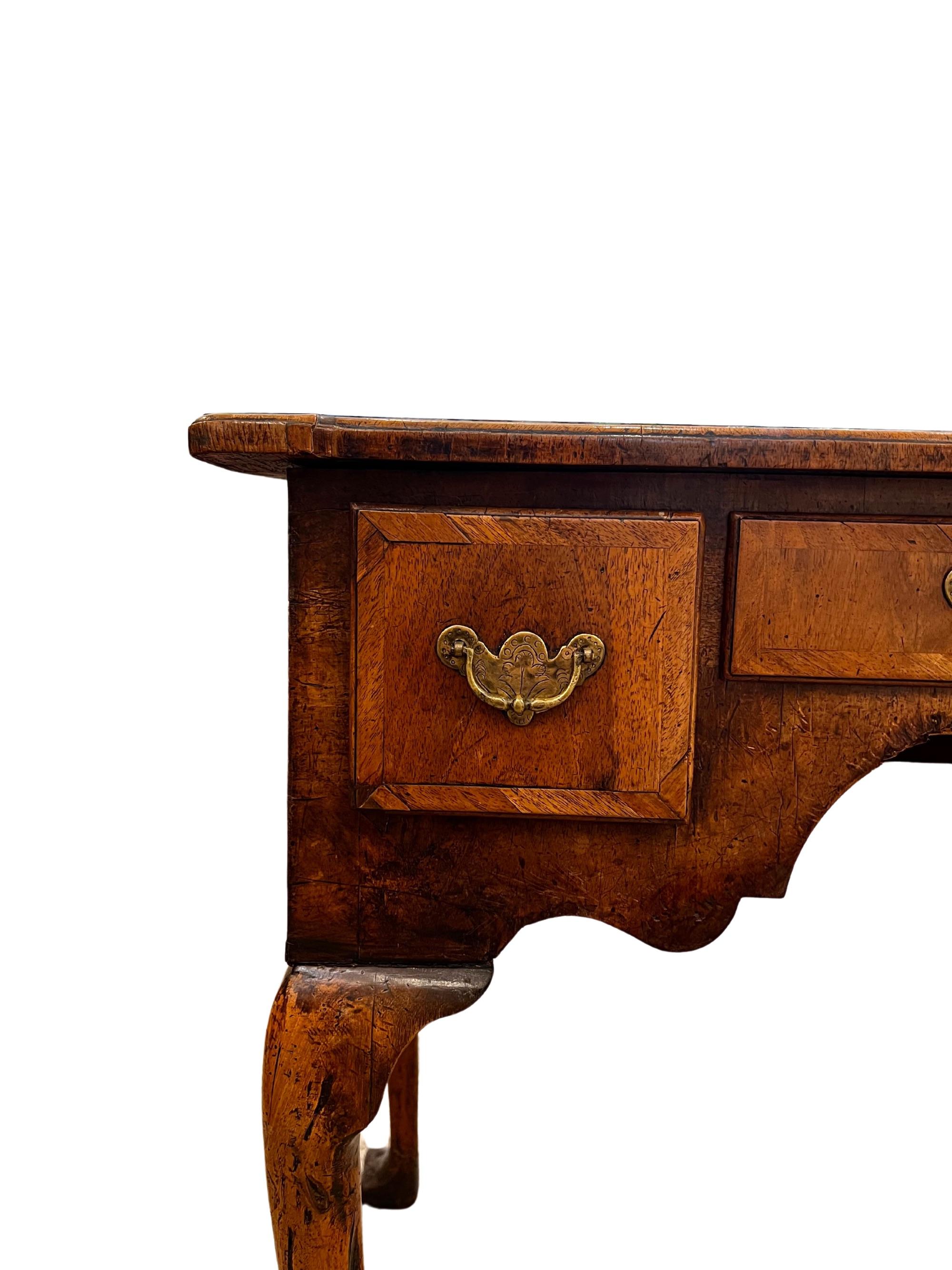 George I-Period Walnut Lowboy In Good Condition For Sale In New York, NY