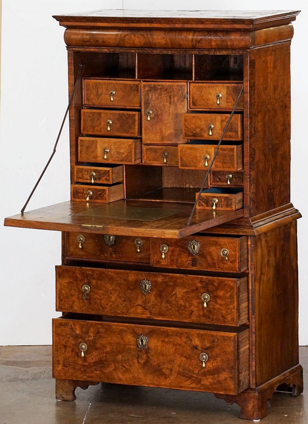 George I Secretary Bureau or Escritoire of Figured Walnut from the 18th Century  In Good Condition For Sale In Austin, TX