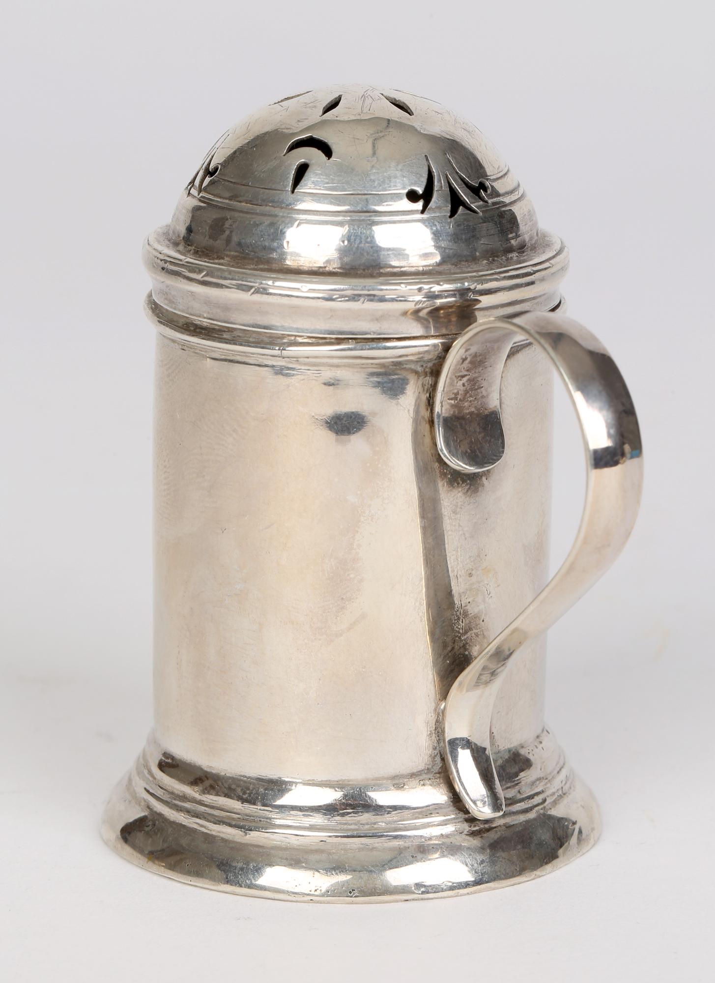 Poivrier de cuisine à poignée en argent George I Londres 1721 en vente 3