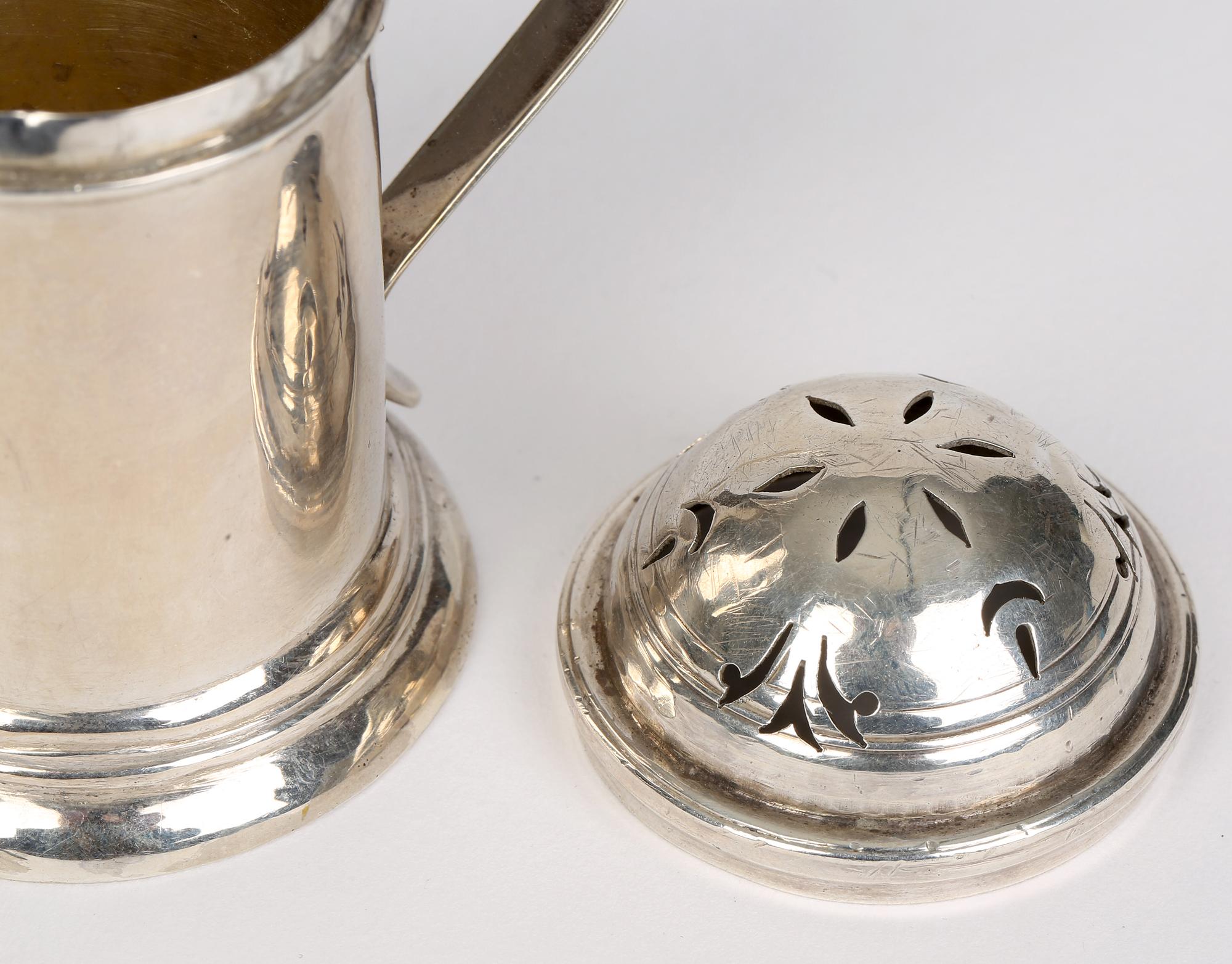 George I Silver Handled Kitchen Pepper Shaker London 1721 In Good Condition For Sale In Bishop's Stortford, Hertfordshire