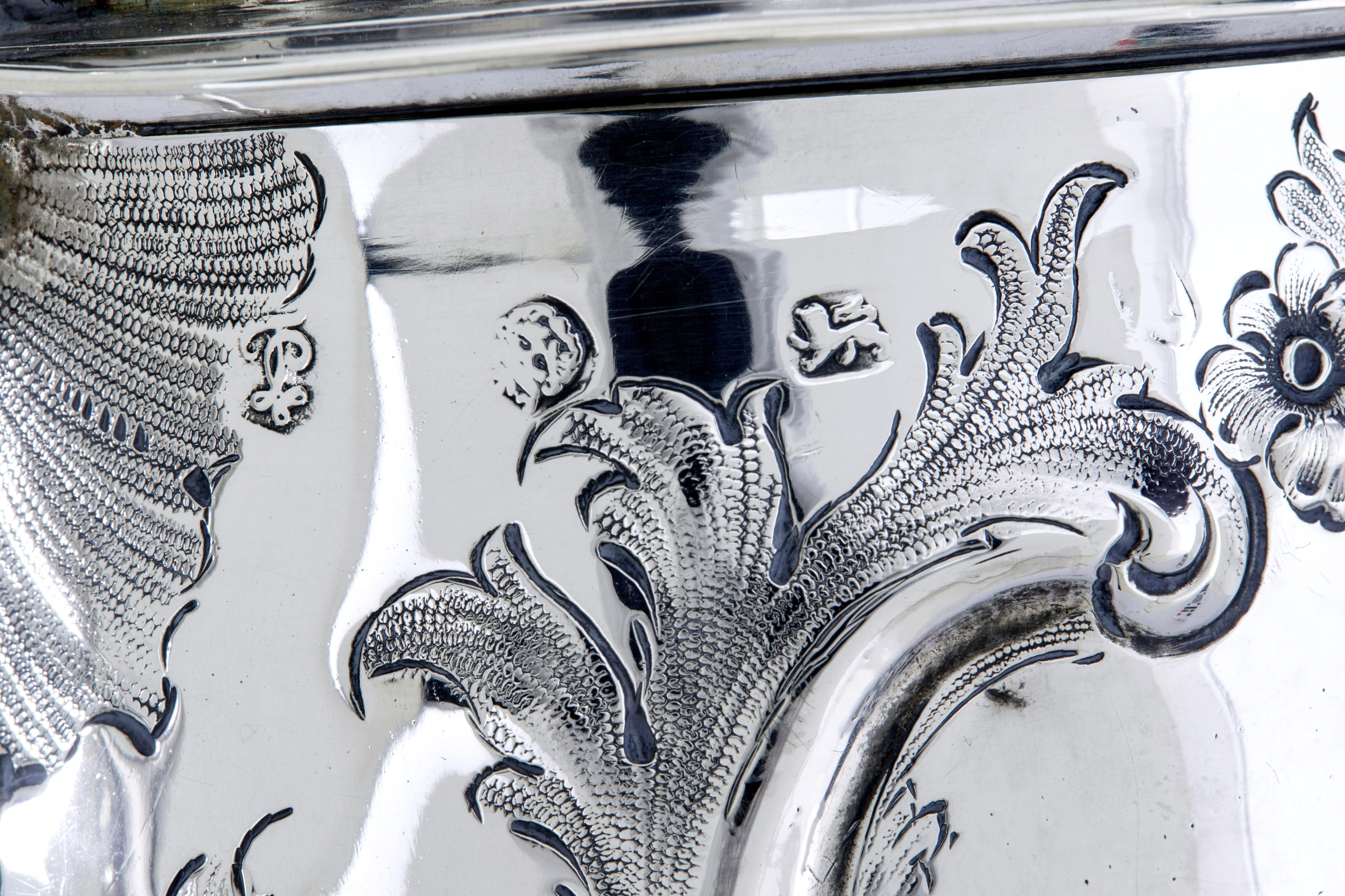 Boccale con coperchio in argento rococò di George I di John Penfold in vendita 3