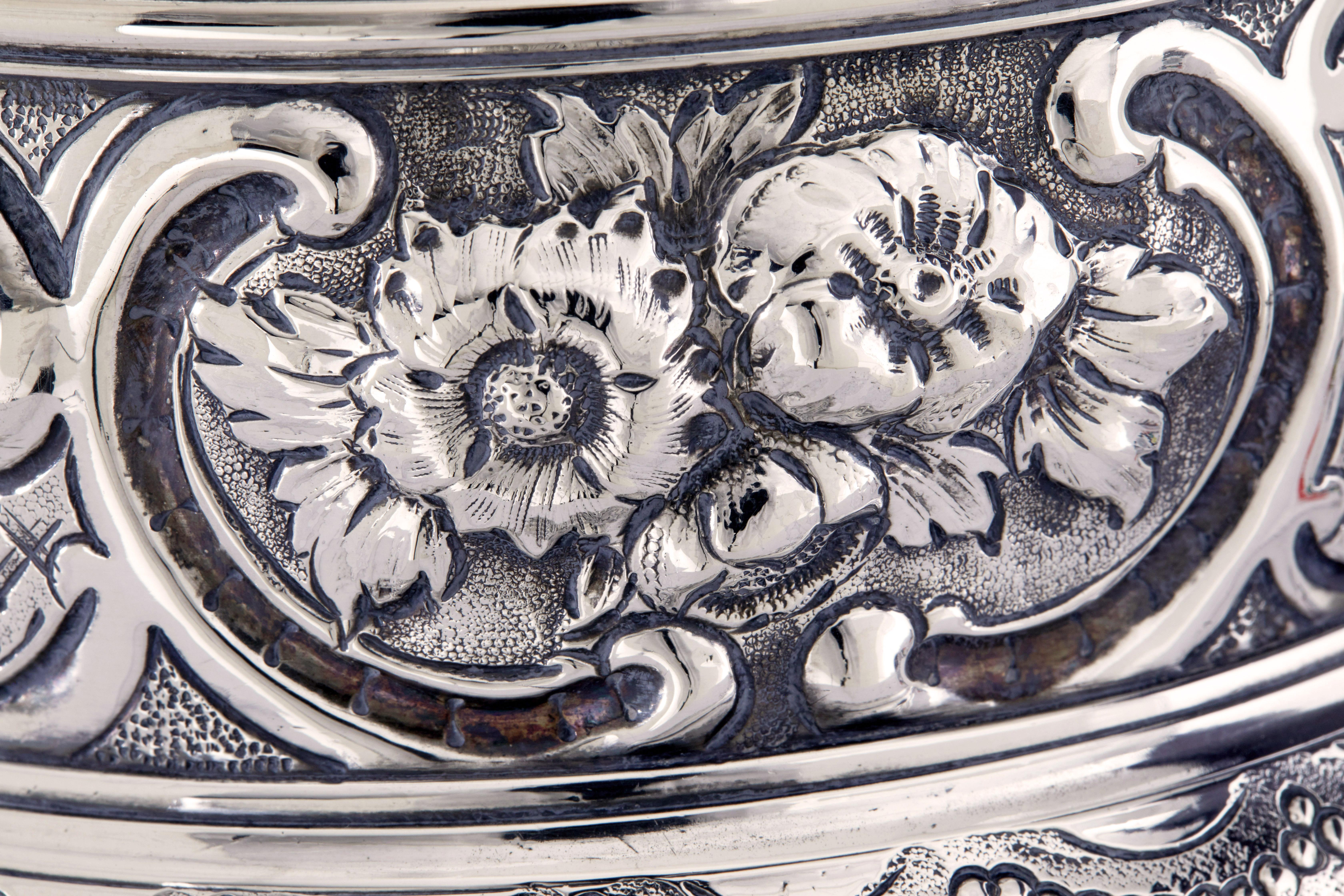 George I silver rococo silver lidded tankard by John Penfold For Sale 4