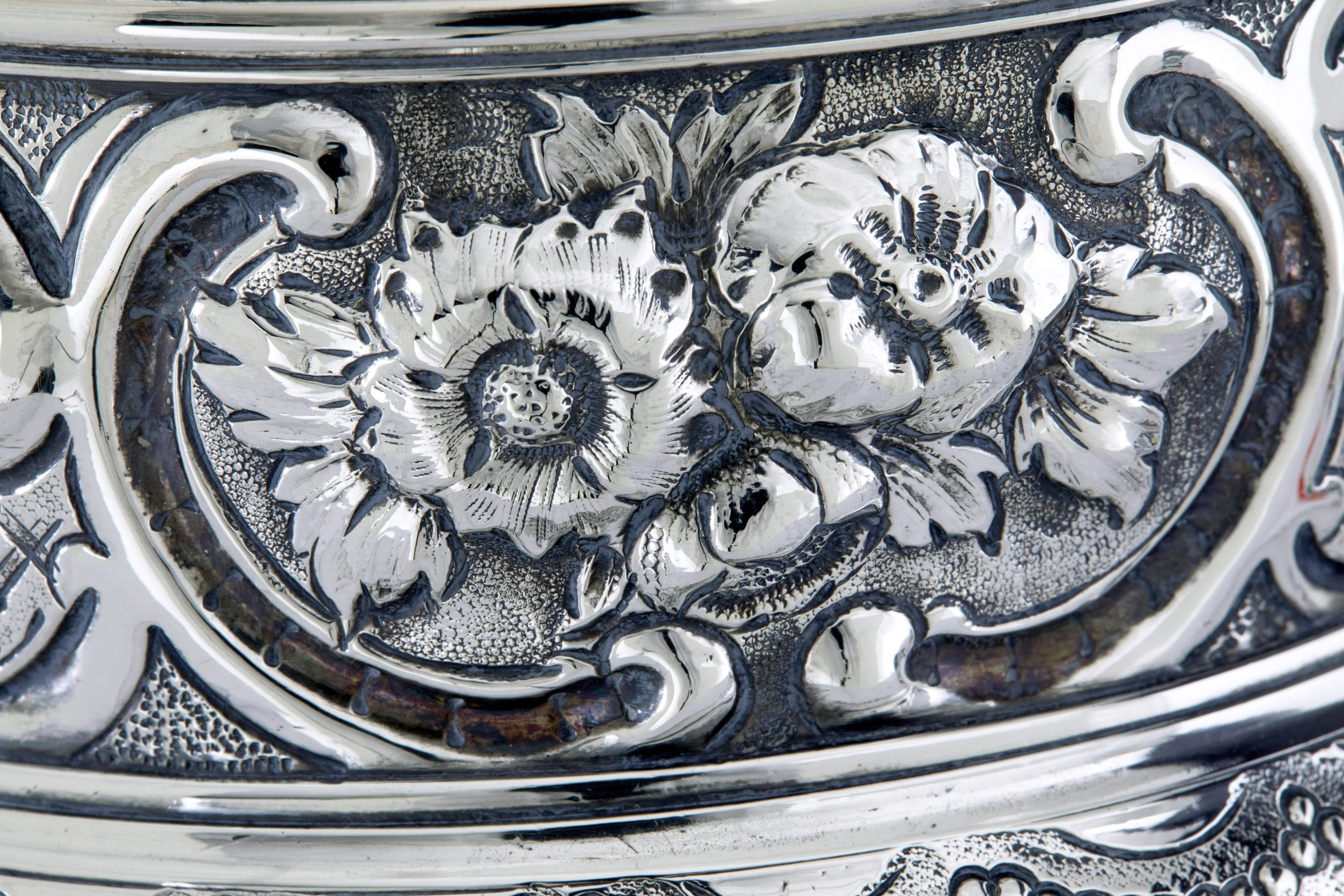 Boccale con coperchio in argento rococò di George I di John Penfold in vendita 5