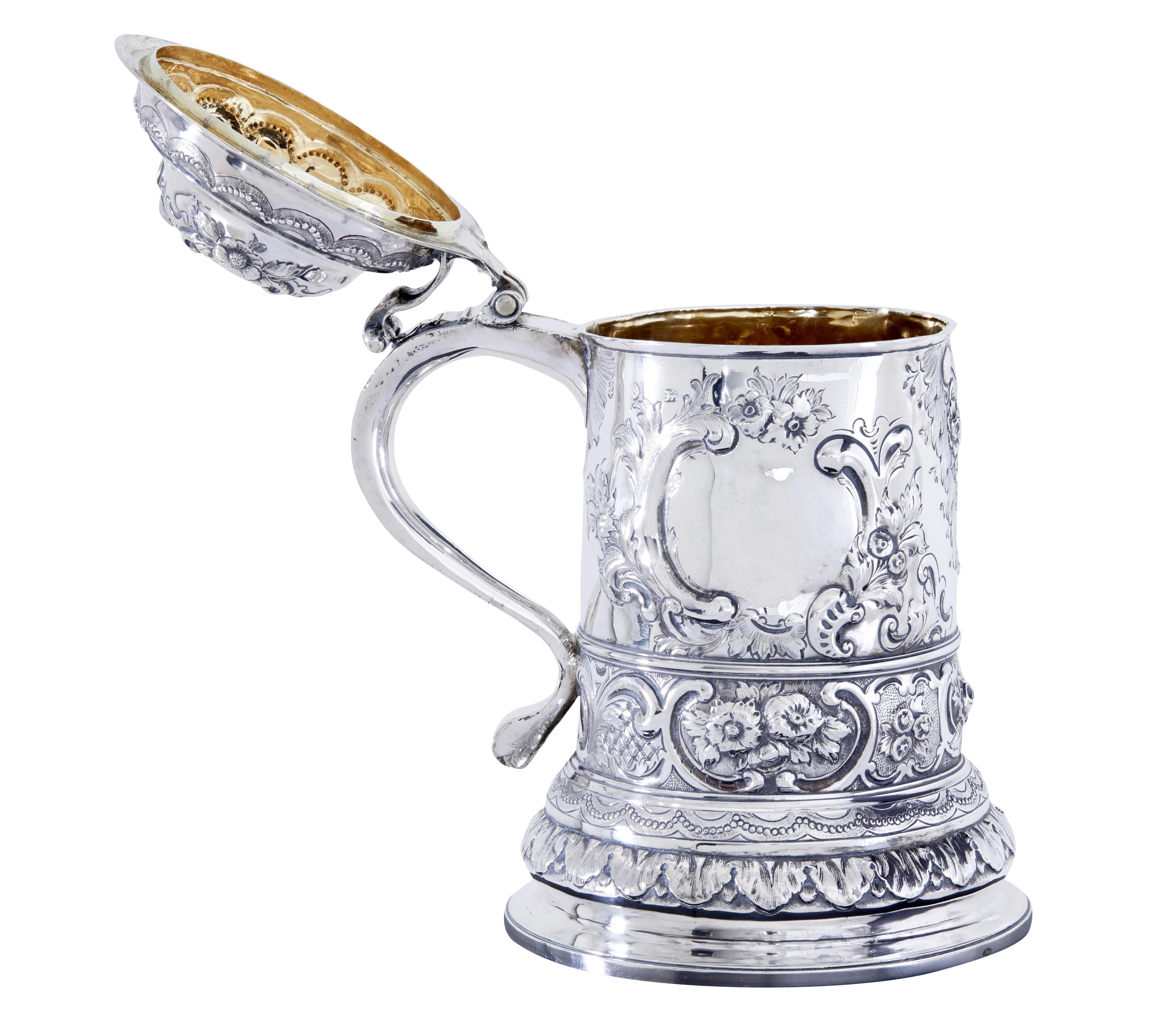 Jarra de plata rococó con tapa, marca del fabricante John Penfold (alias Penford), hacia 1723.

Aquí tenemos una hermosa jarra con tapa de plata de estilo rococó.  El interior está dorado y

El estado general es bueno.

La jarra lleva marcas de