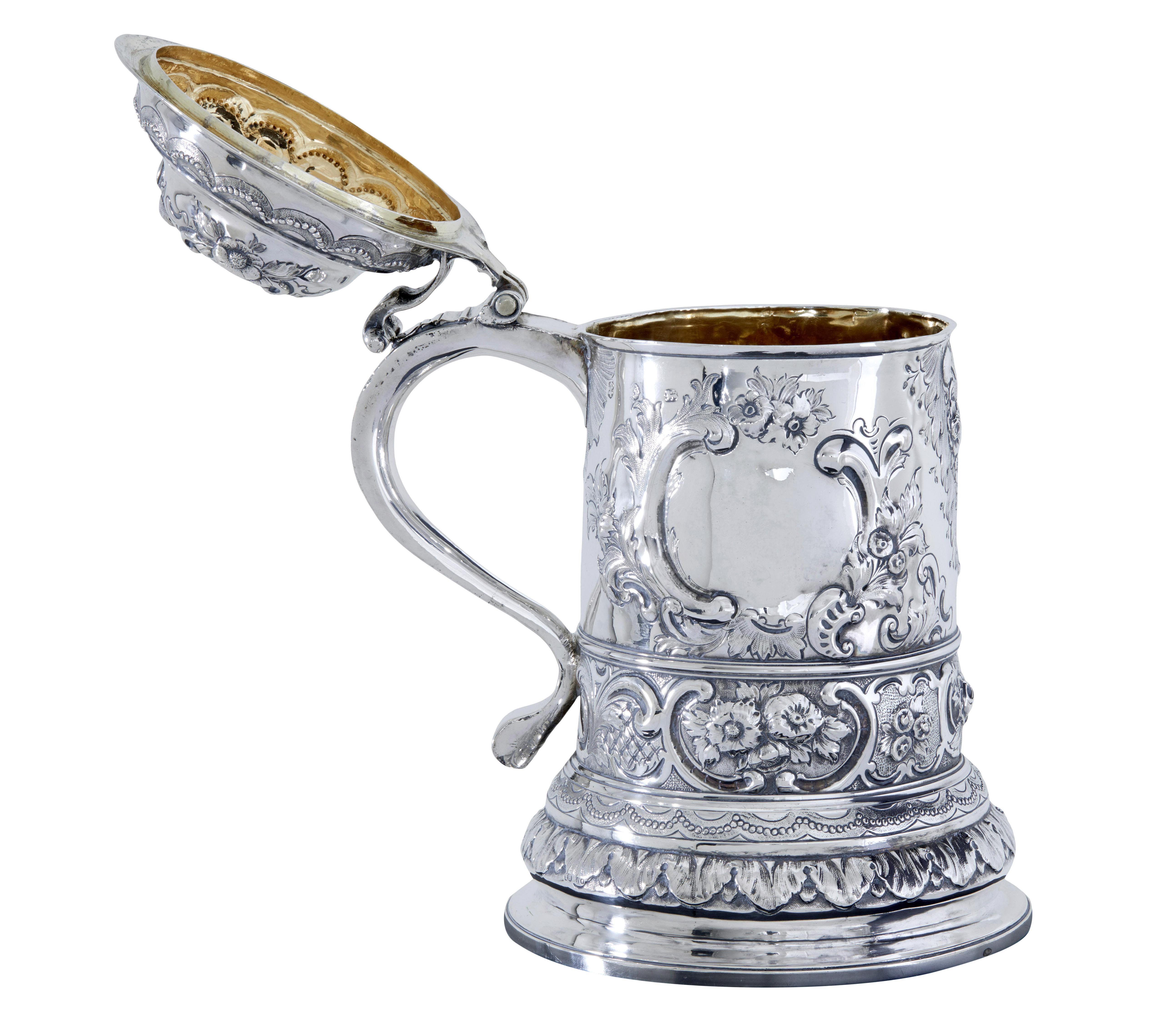 Boccale con coperchio in argento rococò a marchio John Penfold (alias penford), 1723 circa.

Ecco un bellissimo boccale con coperchio in argento in stile rococò.  L'interno è dorato e

Le condizioni generali sono buone.

Il boccale reca all'esterno