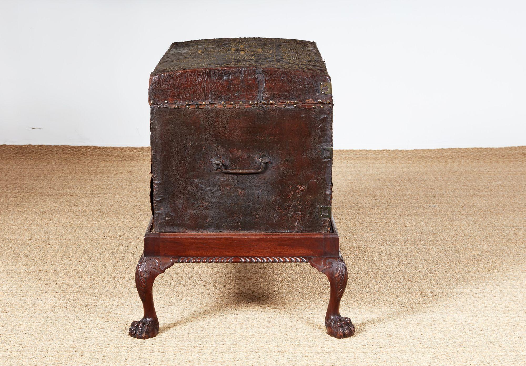 Baule in pelle con borchie di George I+I su cavalletto in vendita 4